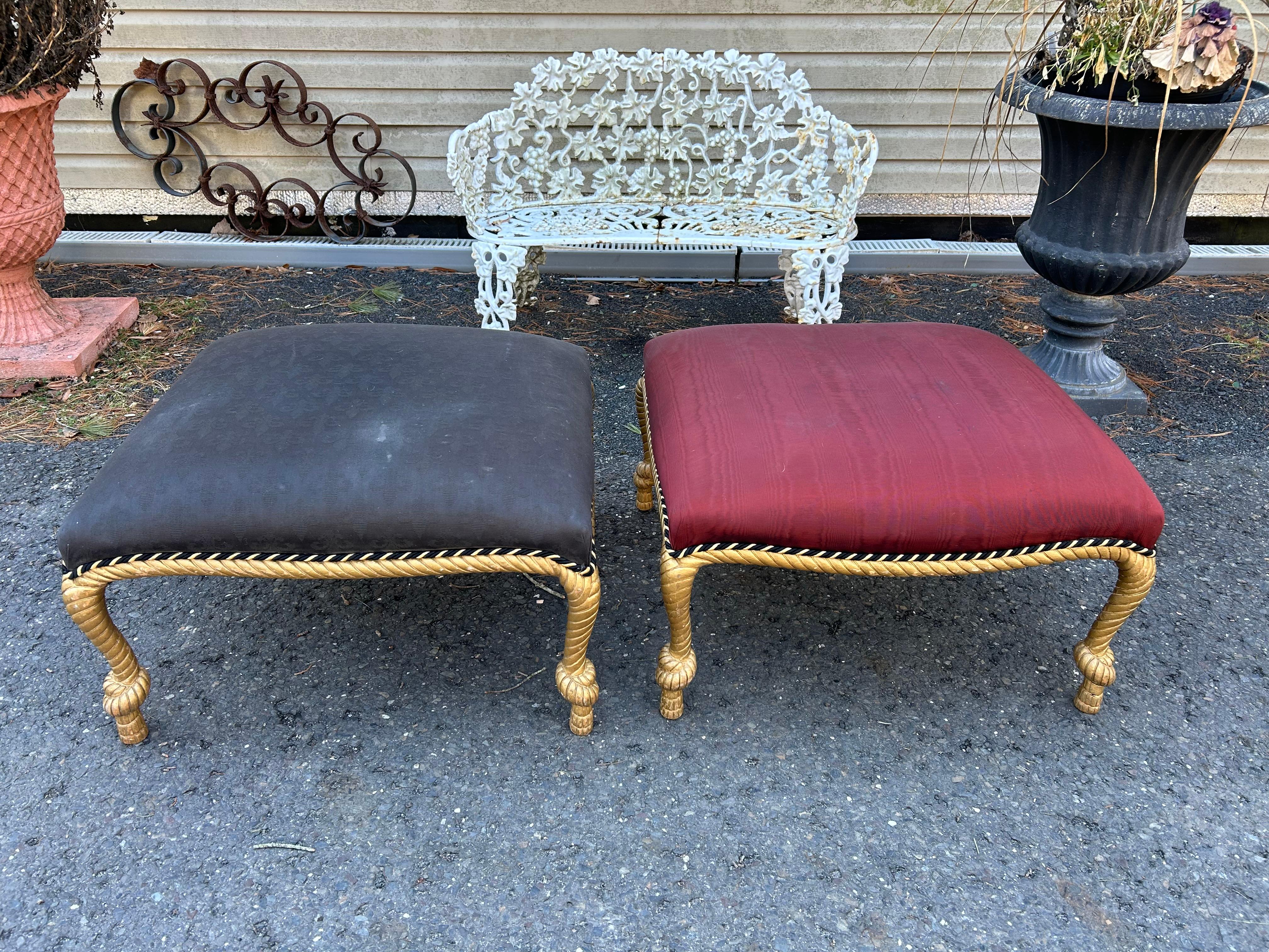 Favolosa coppia di ottomane con corda e nappe dorate in stile Napoleone III Hollywood Regency in vendita 13