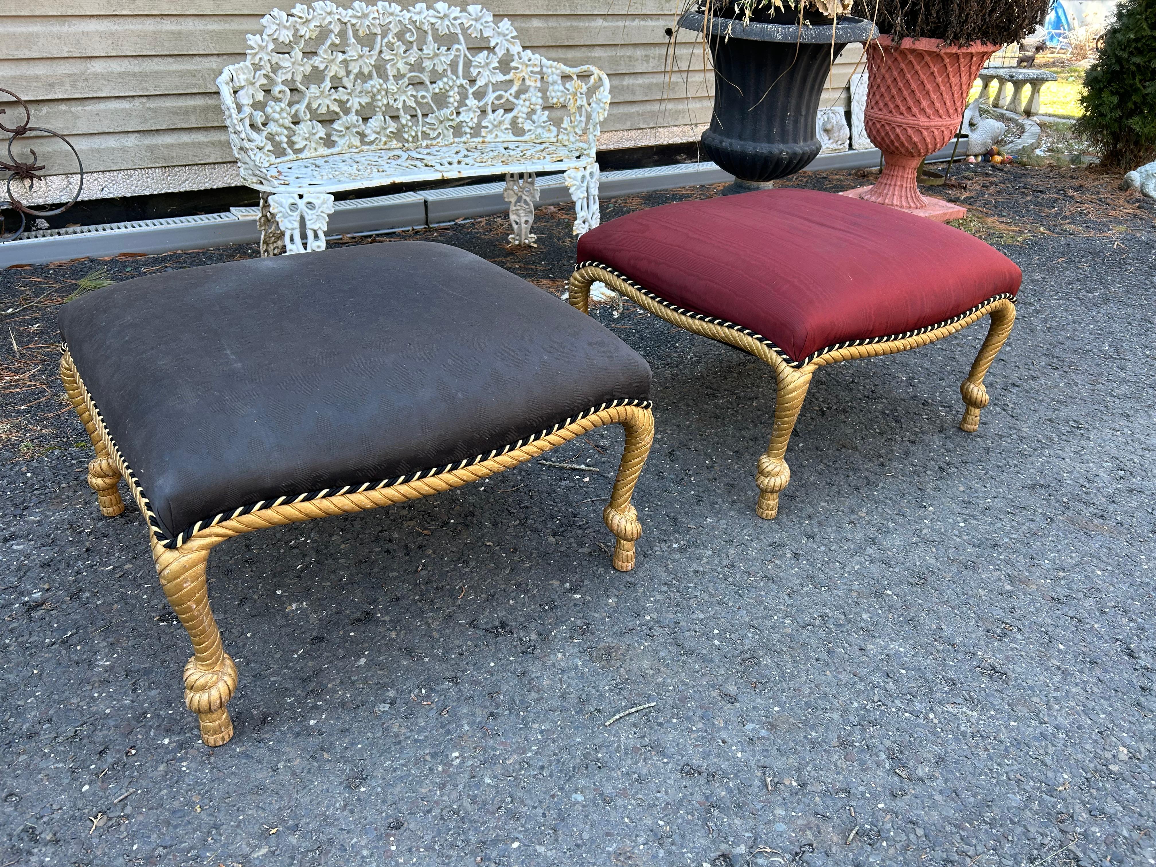 Favolosa coppia di pouf in legno dorato con torsione a corda realizzati in Italia alla maniera di A.M.E Fournier, in stile Napoleone III.  Questa coppia dovrà essere rivestita, ma le cornici sono in buone condizioni vintage.  Misurano 15 