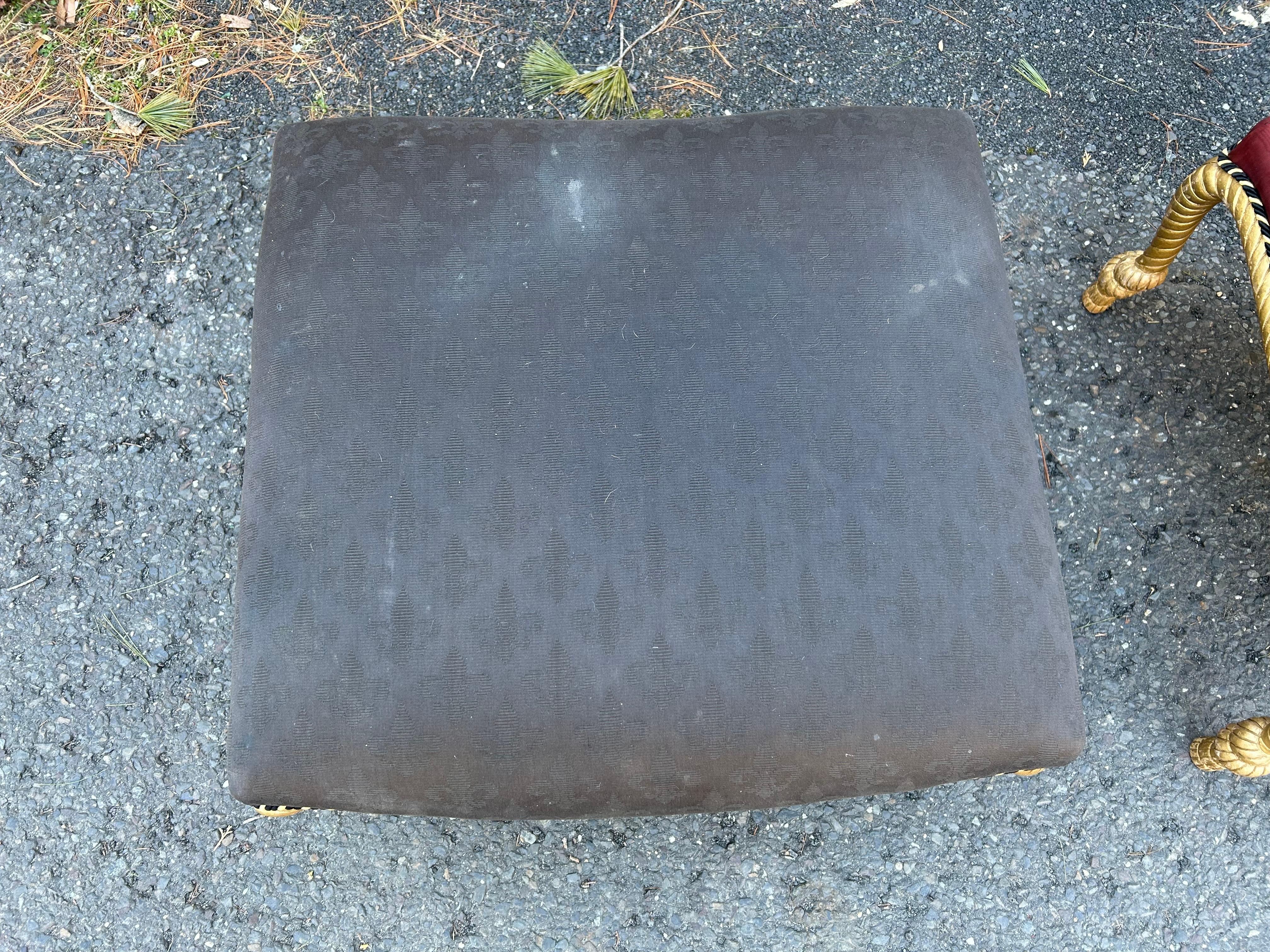 Metà XX secolo Favolosa coppia di ottomane con corda e nappe dorate in stile Napoleone III Hollywood Regency in vendita