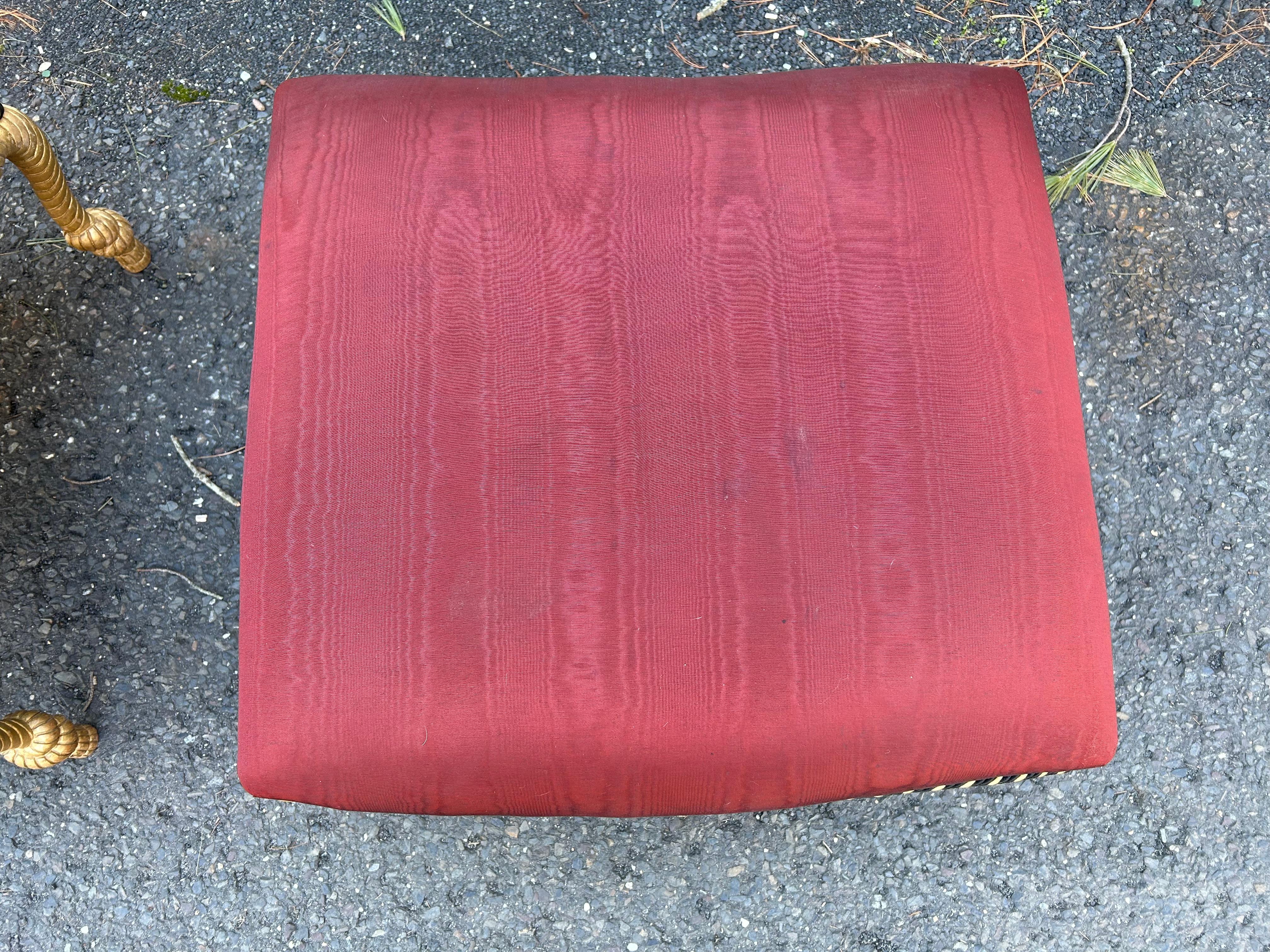 Tappezzeria Favolosa coppia di ottomane con corda e nappe dorate in stile Napoleone III Hollywood Regency in vendita