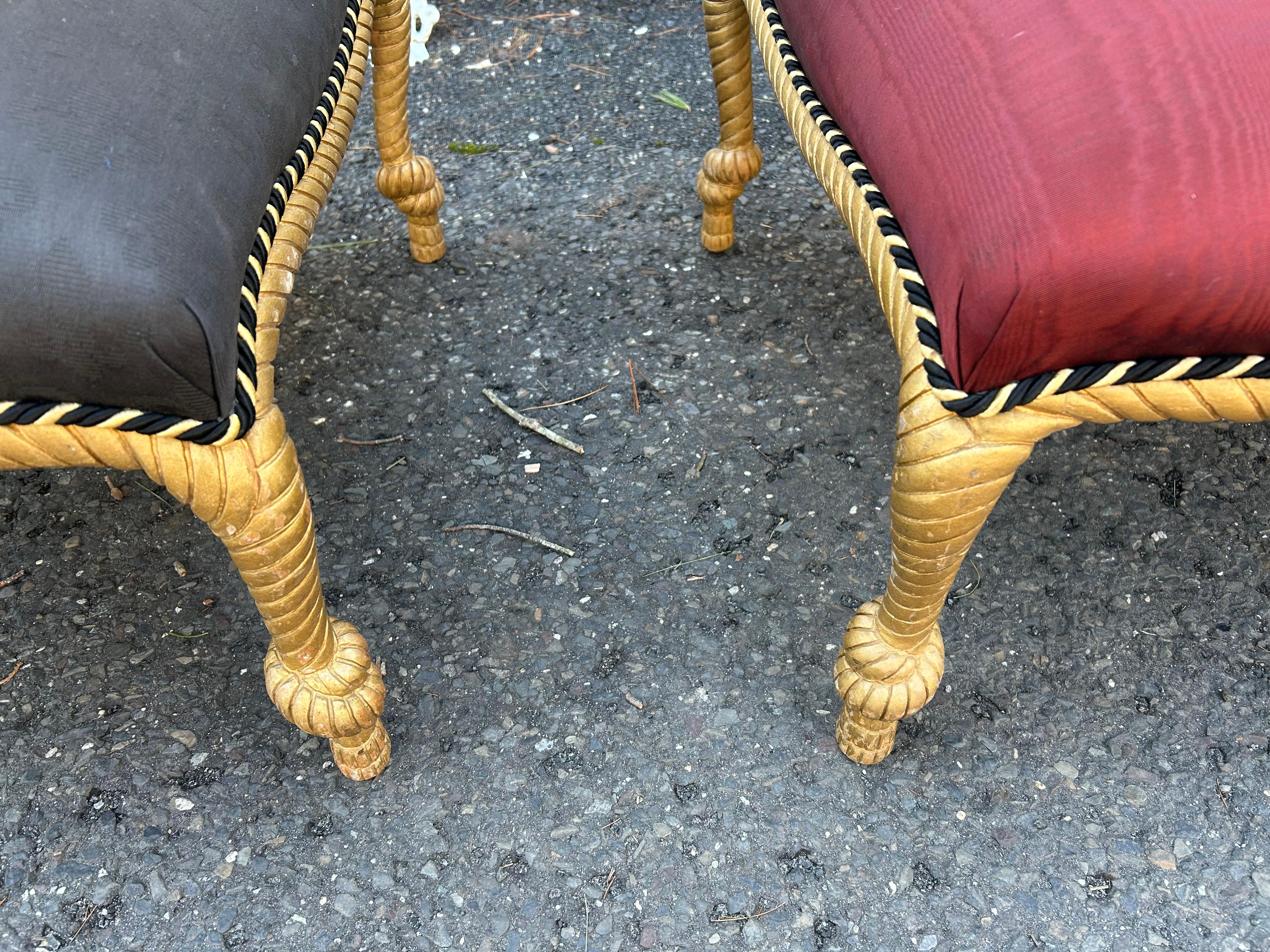 Favolosa coppia di ottomane con corda e nappe dorate in stile Napoleone III Hollywood Regency in vendita 1