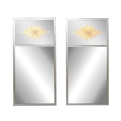 Superbe paire de miroirs artisanaux en argent et or, décorés selon la technique de l'églomisé et représentant un motif en rayons de soleil