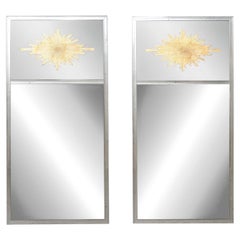 Superbe paire de miroirs artisanaux en argent et or, décorés selon la technique de l'églomisé et représentant un motif en rayons de soleil
