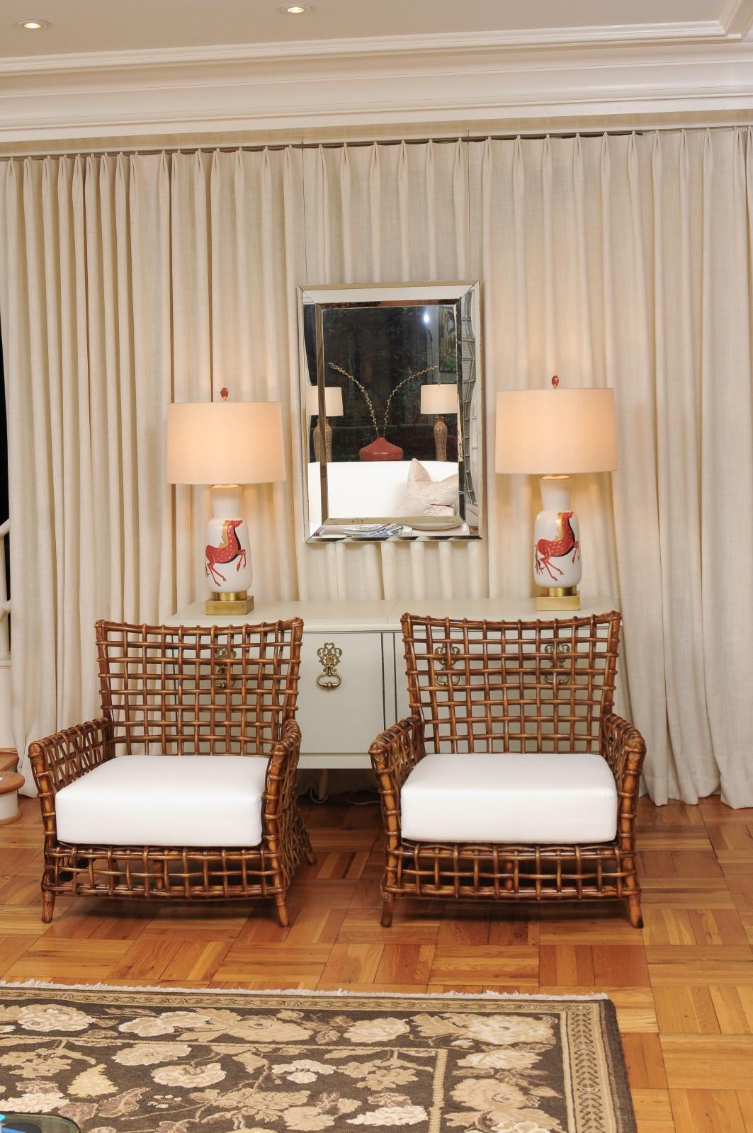 Organique Fabuleuse paire de fauteuils club en rotin et canne caramel - 2 paires disponibles en vente