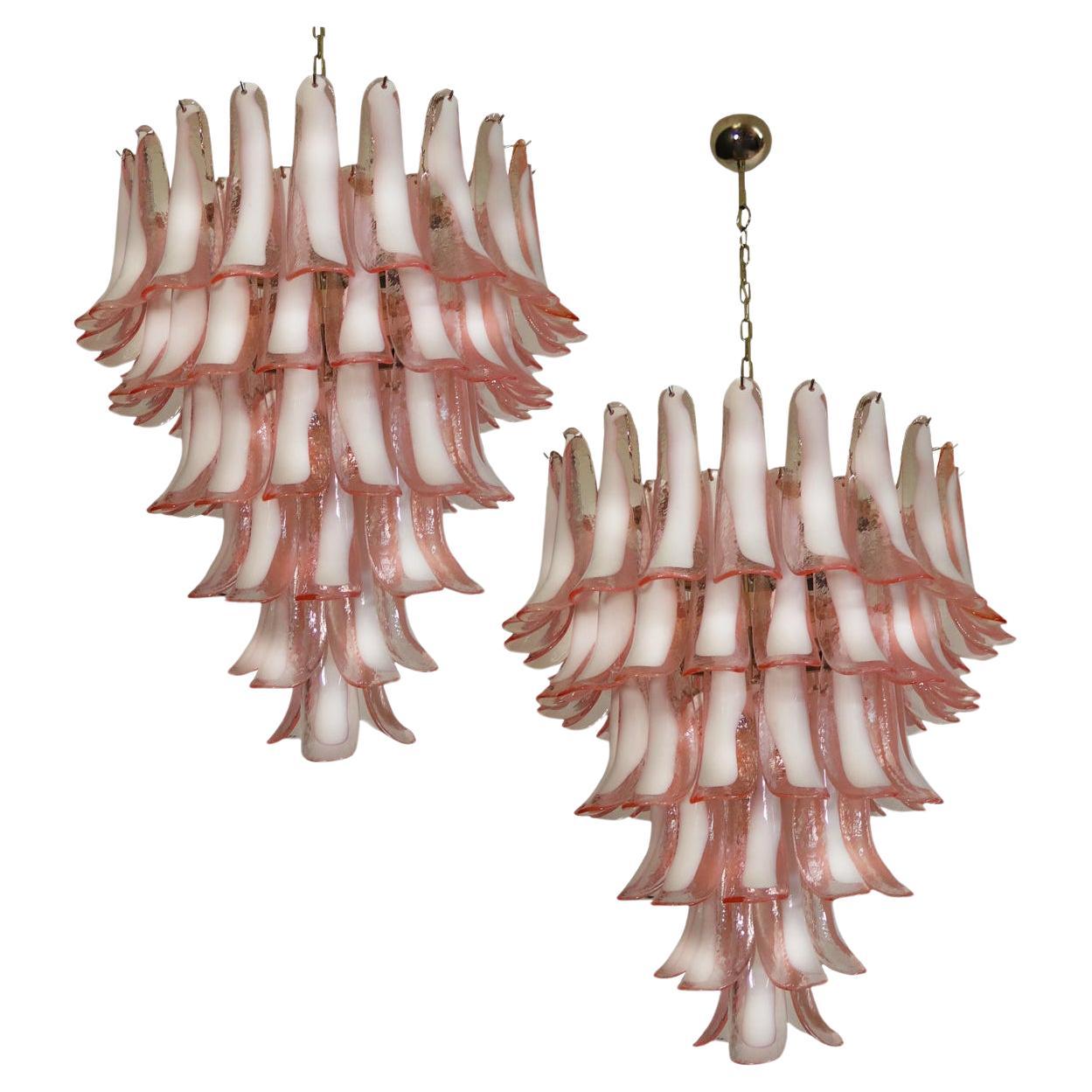 Fabuleuse paire de lustres italiens à 75 pétales roses et blancs de Murano