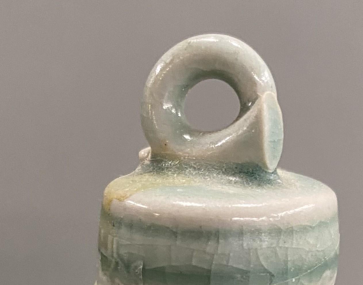 Fabulosa Pareja de Aguamaniles Coreanos de Celadón Decorados con Cigüeñas en venta 5