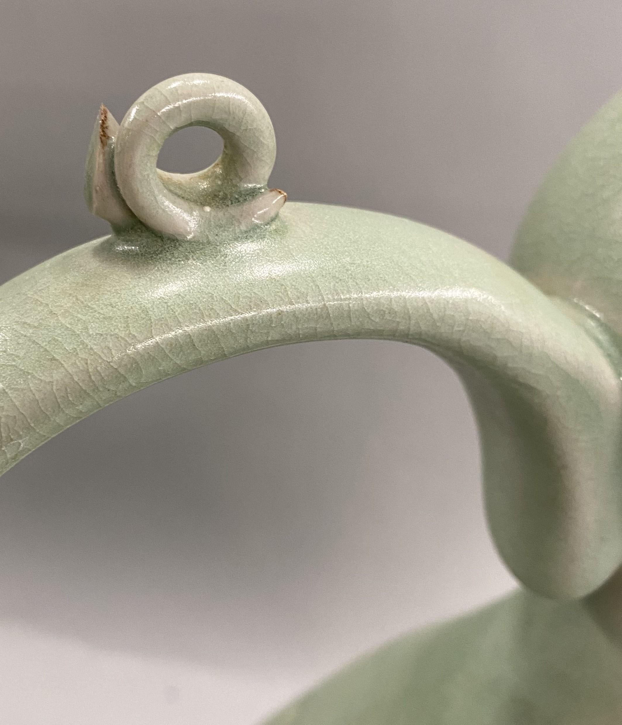 Fabulosa Pareja de Aguamaniles Coreanos de Celadón Decorados con Cigüeñas en venta 6