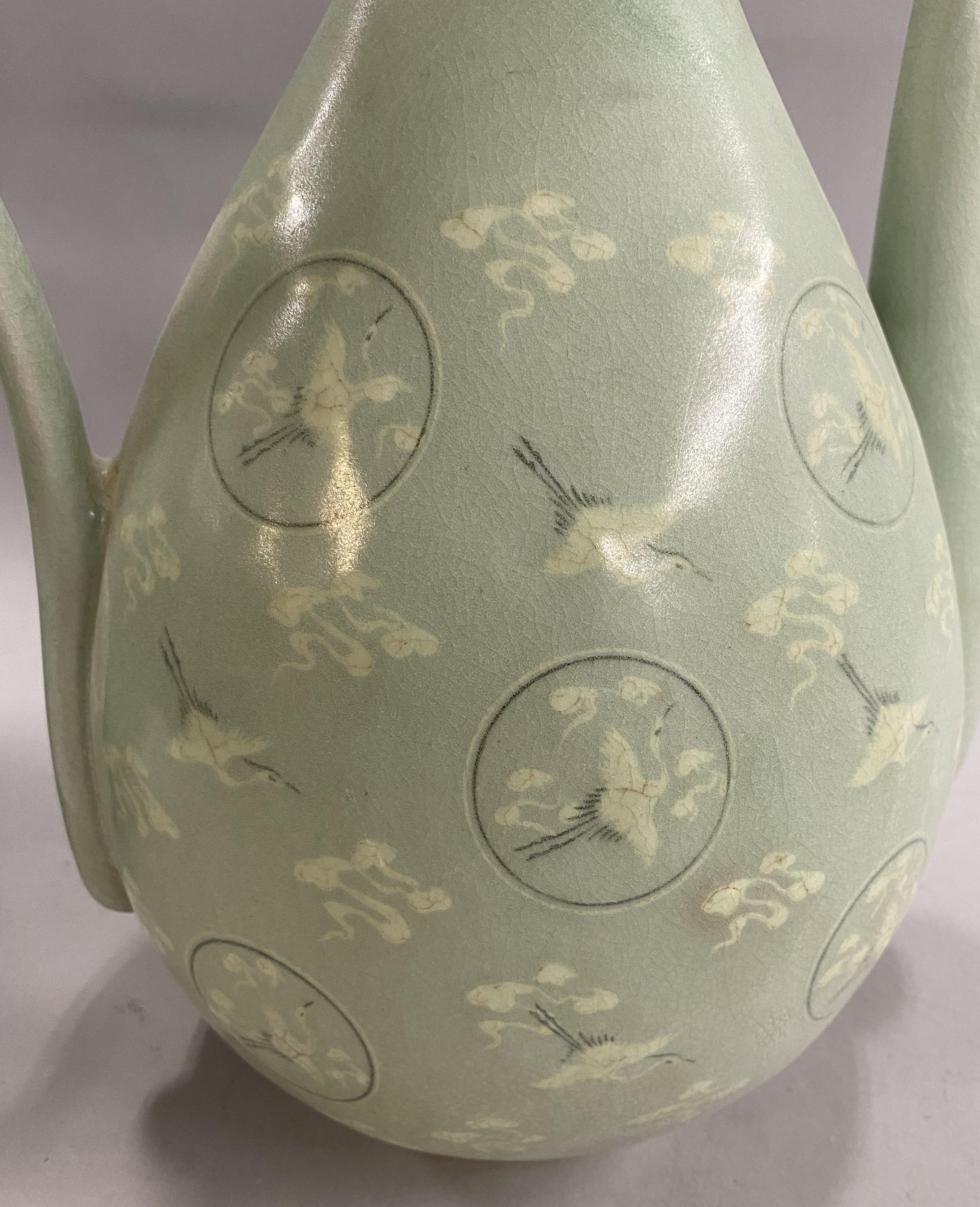 Fabulosa Pareja de Aguamaniles Coreanos de Celadón Decorados con Cigüeñas en venta 7