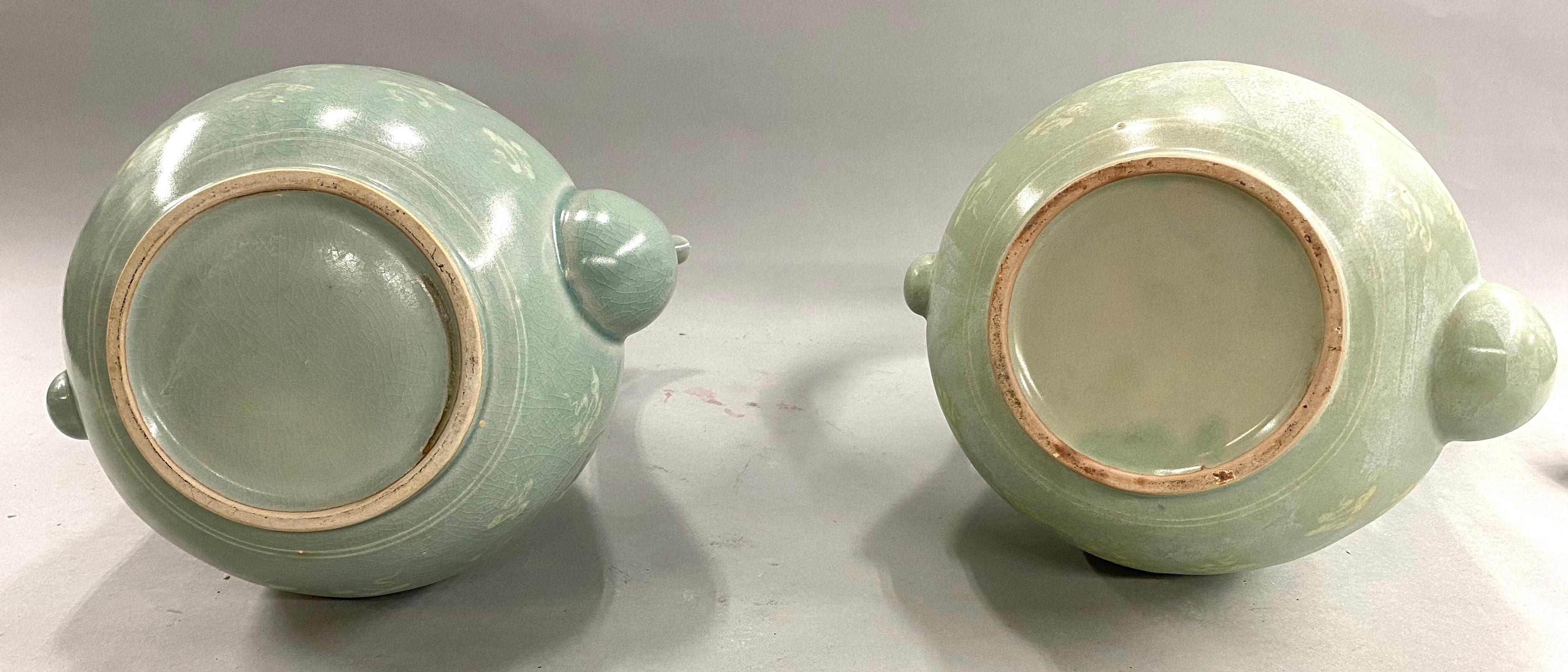 Fabulosa Pareja de Aguamaniles Coreanos de Celadón Decorados con Cigüeñas en venta 8