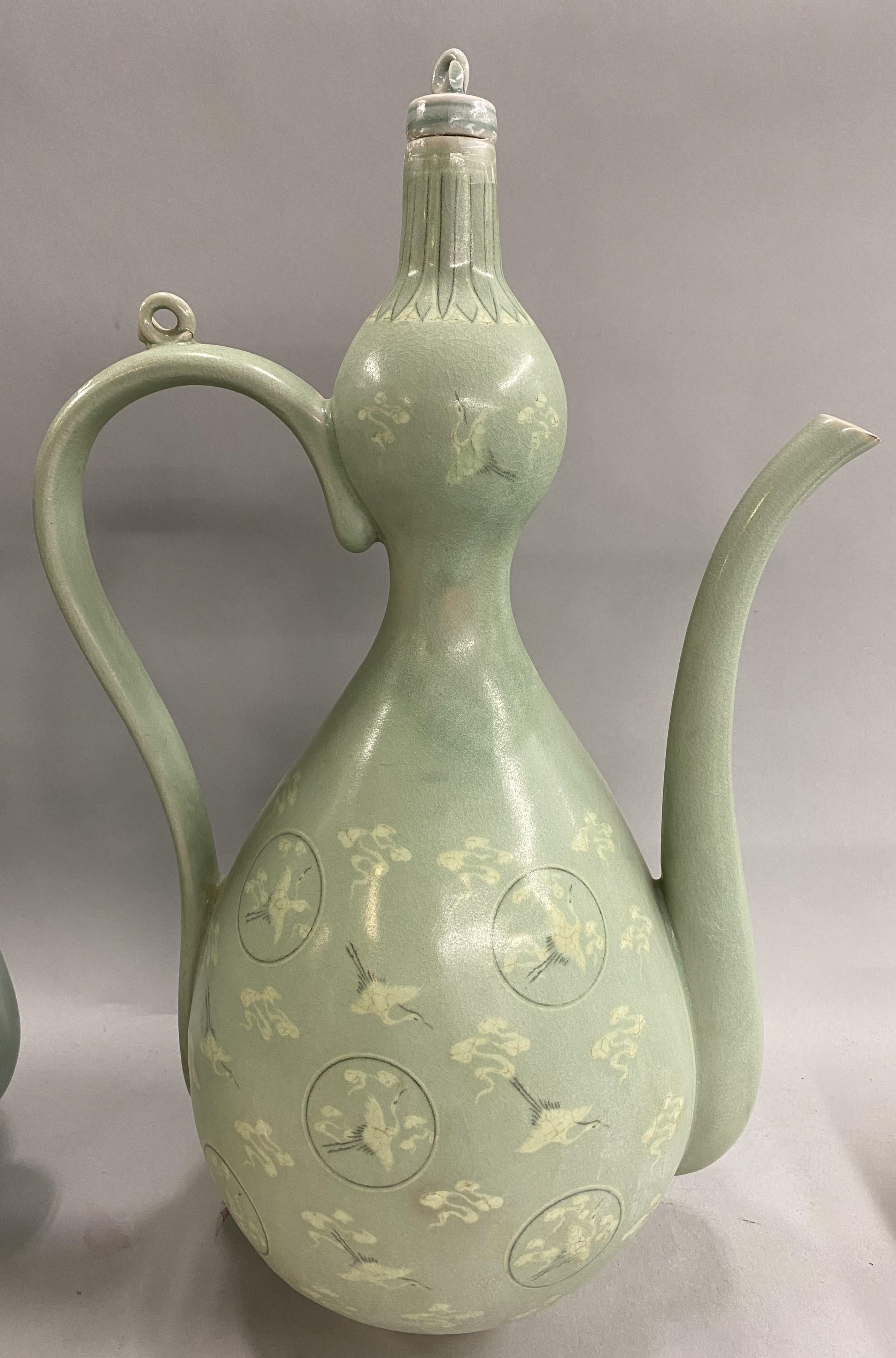 Fabulosa Pareja de Aguamaniles Coreanos de Celadón Decorados con Cigüeñas Glaseado en venta