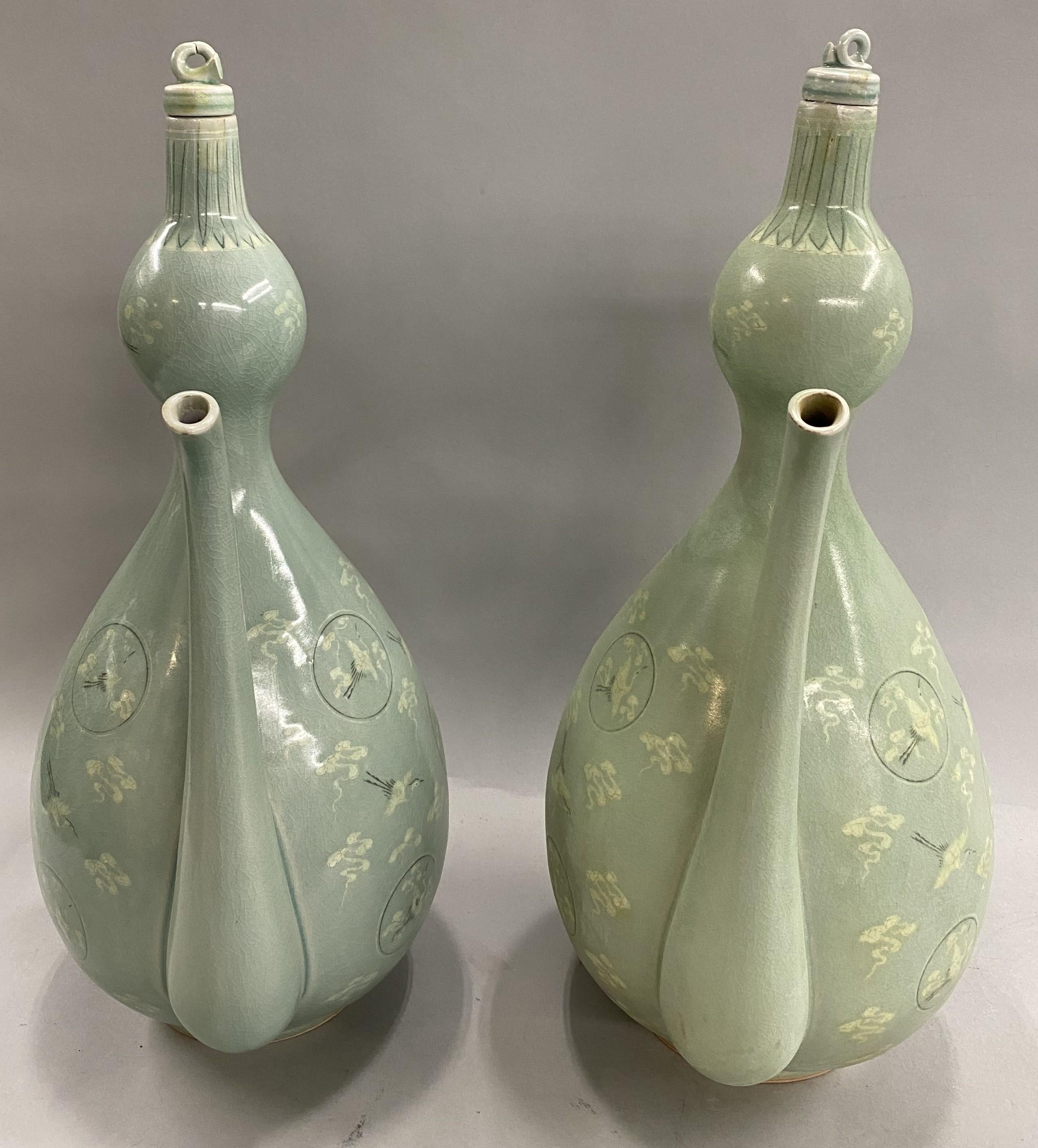 Fabulosa Pareja de Aguamaniles Coreanos de Celadón Decorados con Cigüeñas en Bueno estado para la venta en Milford, NH