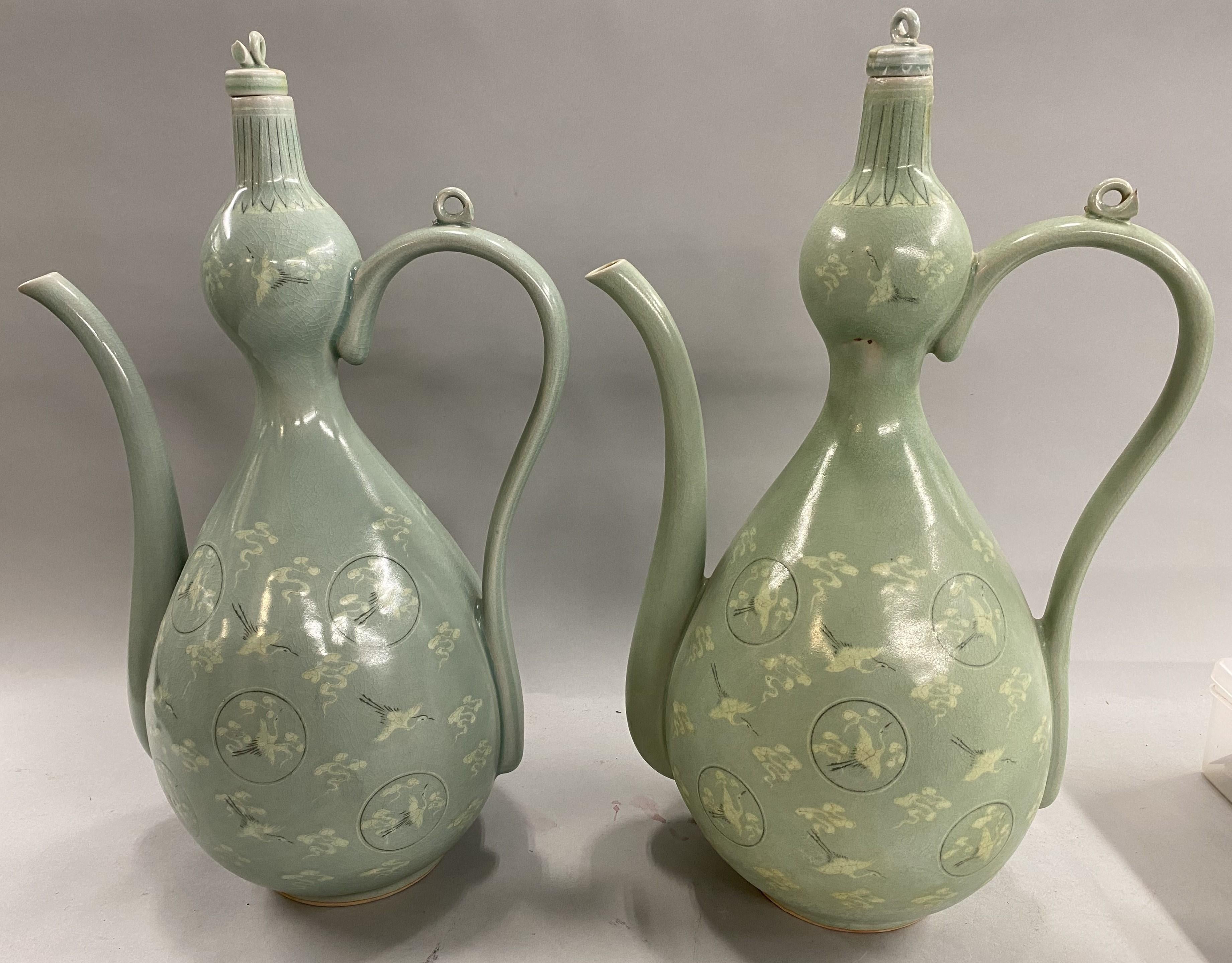 Fabulosa Pareja de Aguamaniles Coreanos de Celadón Decorados con Cigüeñas siglo XX en venta