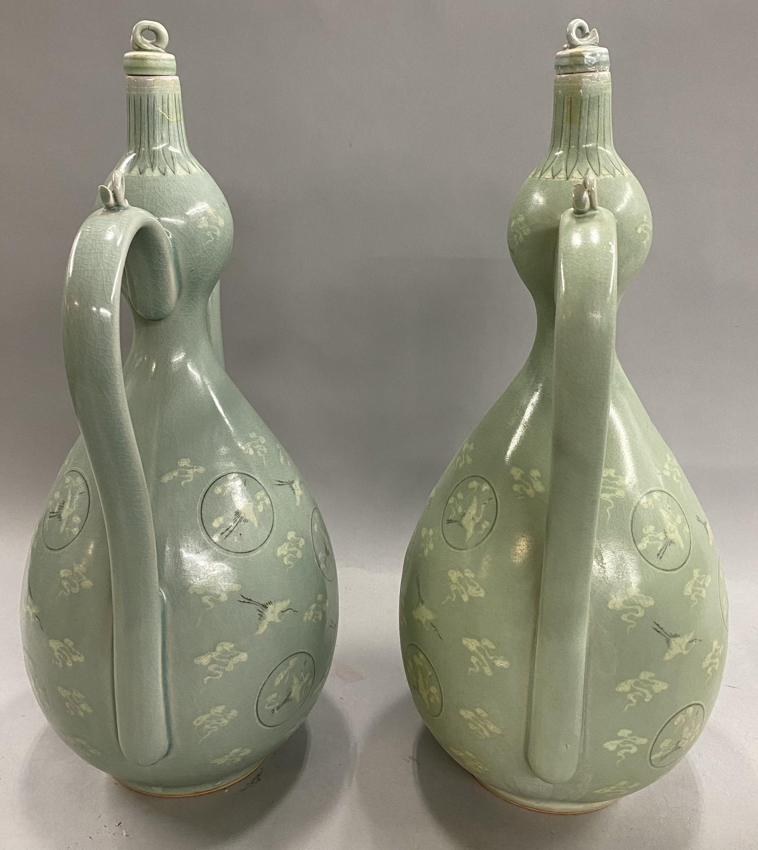 Fabulosa Pareja de Aguamaniles Coreanos de Celadón Decorados con Cigüeñas en venta 1
