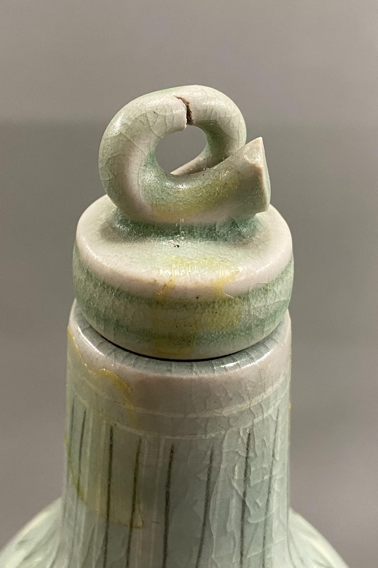 Fabulosa Pareja de Aguamaniles Coreanos de Celadón Decorados con Cigüeñas en venta 2