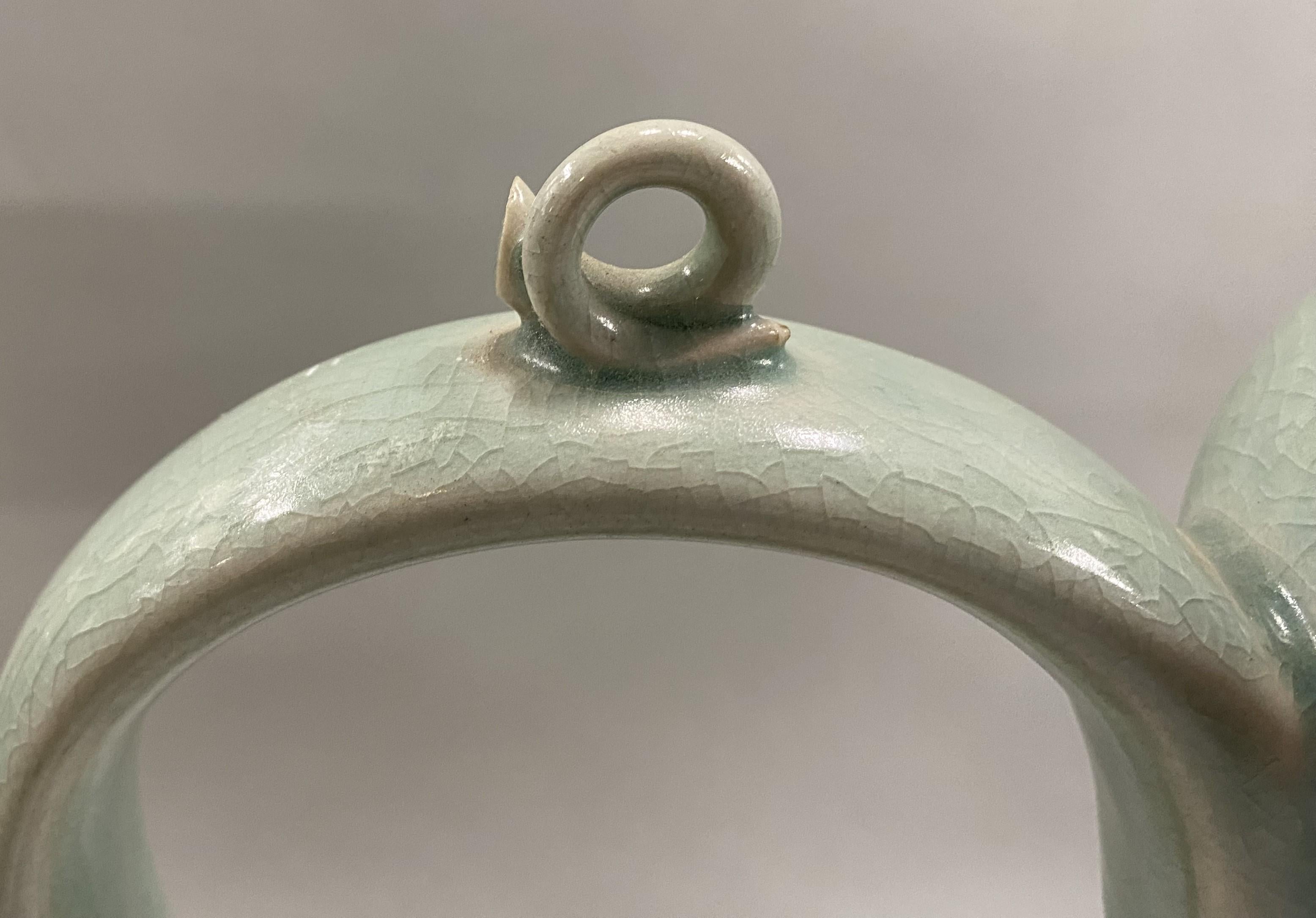 Fabulosa Pareja de Aguamaniles Coreanos de Celadón Decorados con Cigüeñas en venta 3