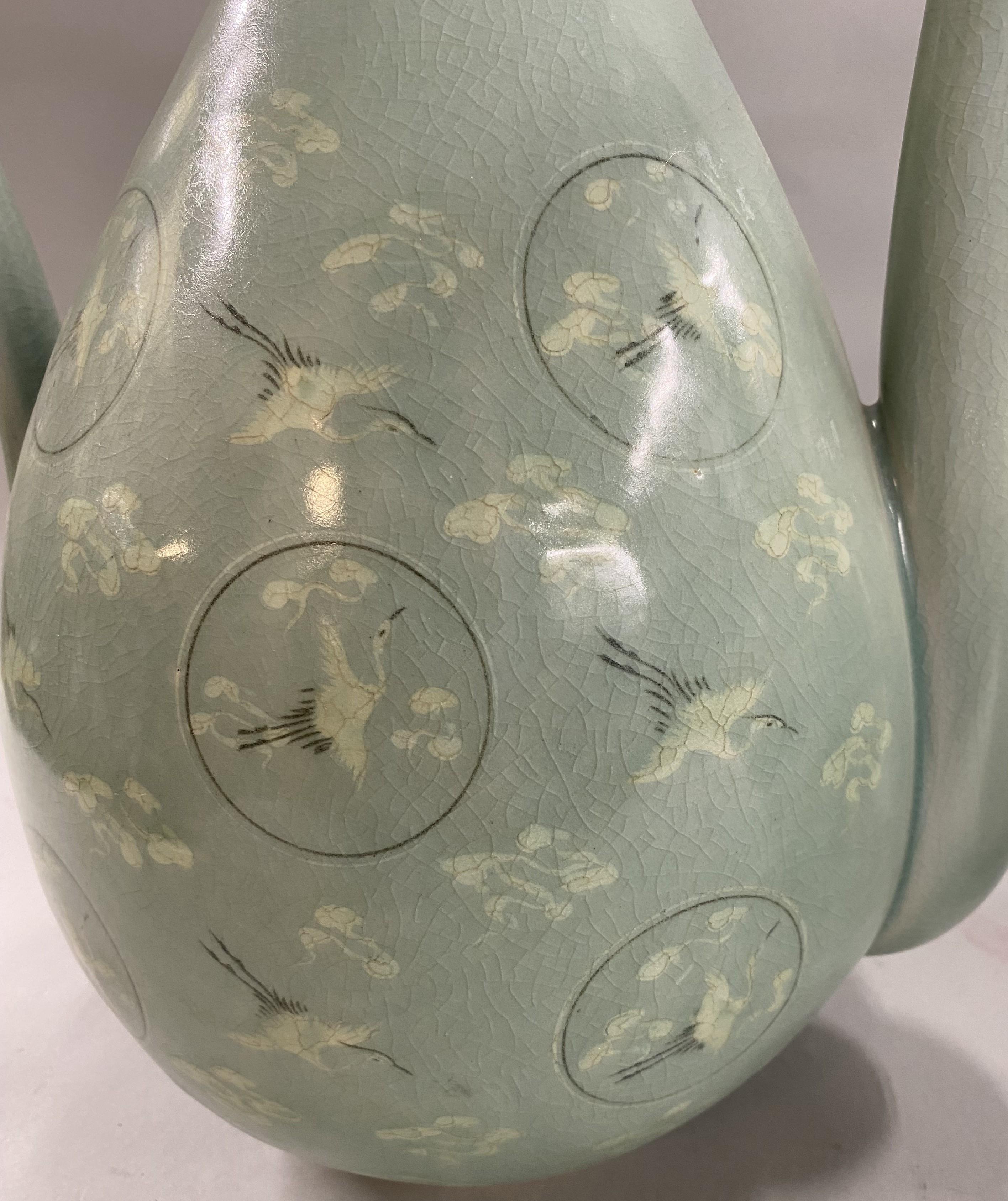 Fabulosa Pareja de Aguamaniles Coreanos de Celadón Decorados con Cigüeñas en venta 4