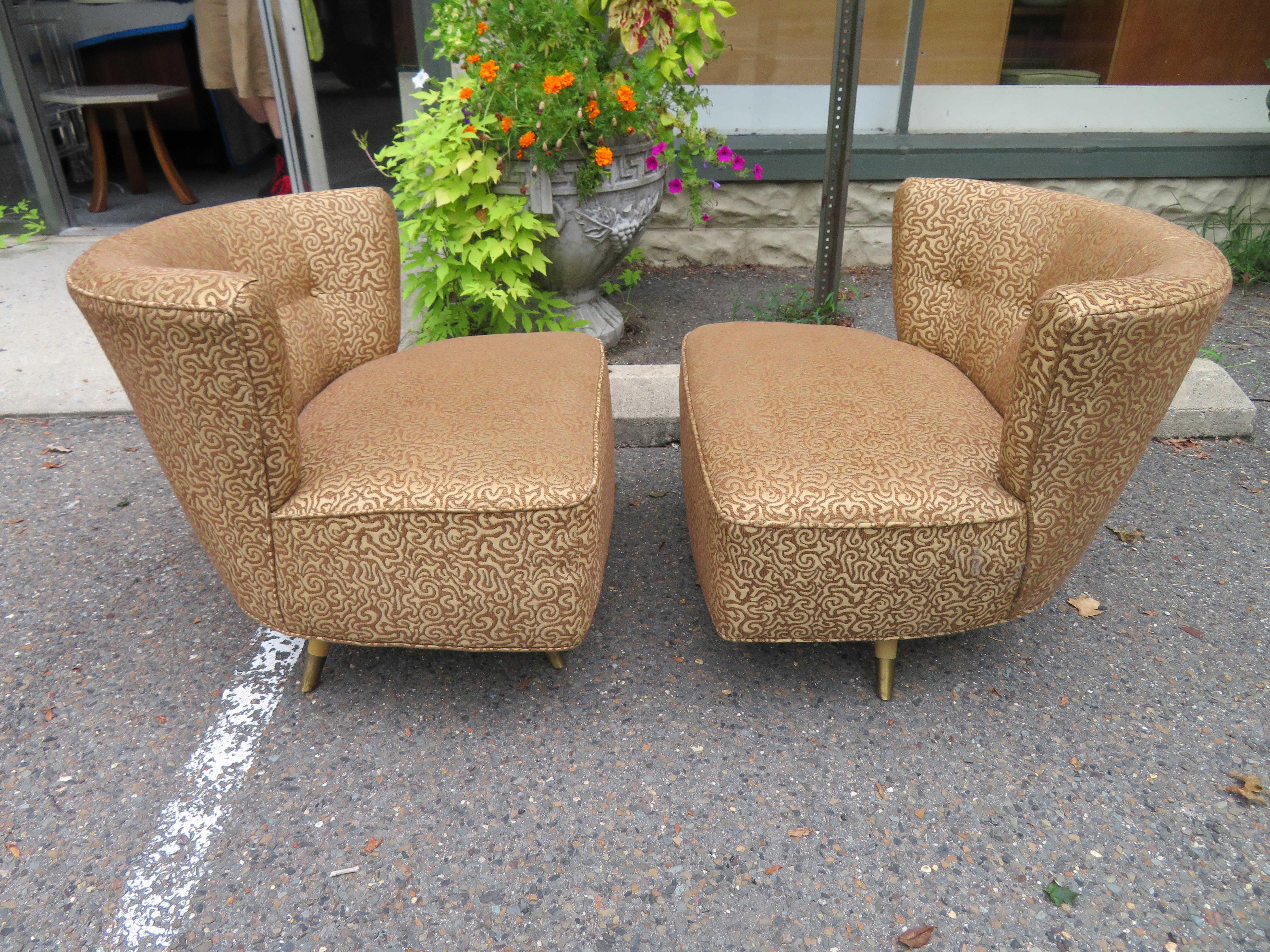 Fabuleuse paire de chaises pivotantes Kroehler, années 1950. Ces chaises ont été récemment retapissées avec un tissu moderne patiné et ont fière allure. Personnellement, j'adore leur couleur, mais un designer sur 1stdibs en a retapissé une paire en