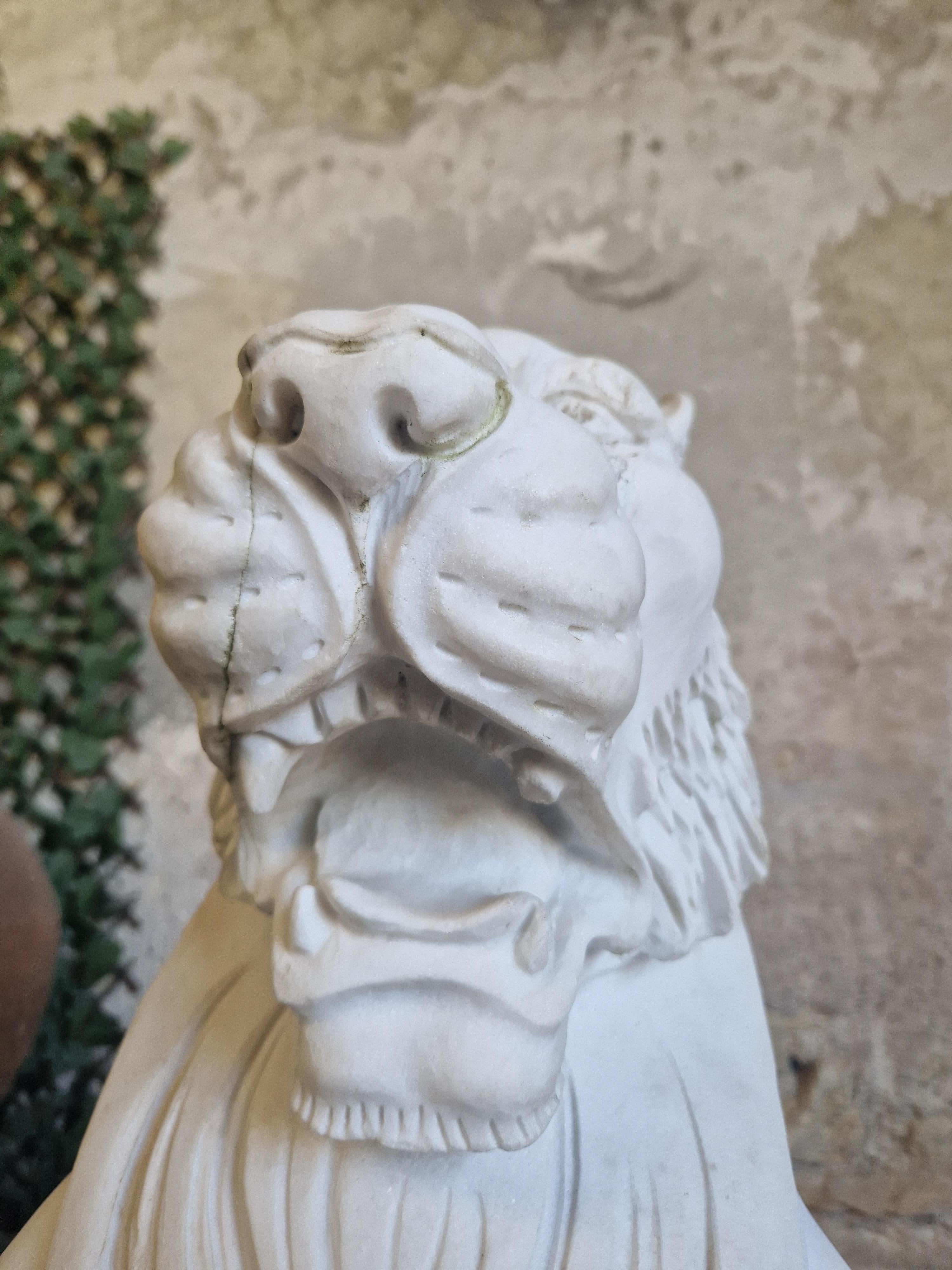 Fabulosa Pareja de Estatuas de Leones de Mármol Tamaño Natural Art Nouveau en venta