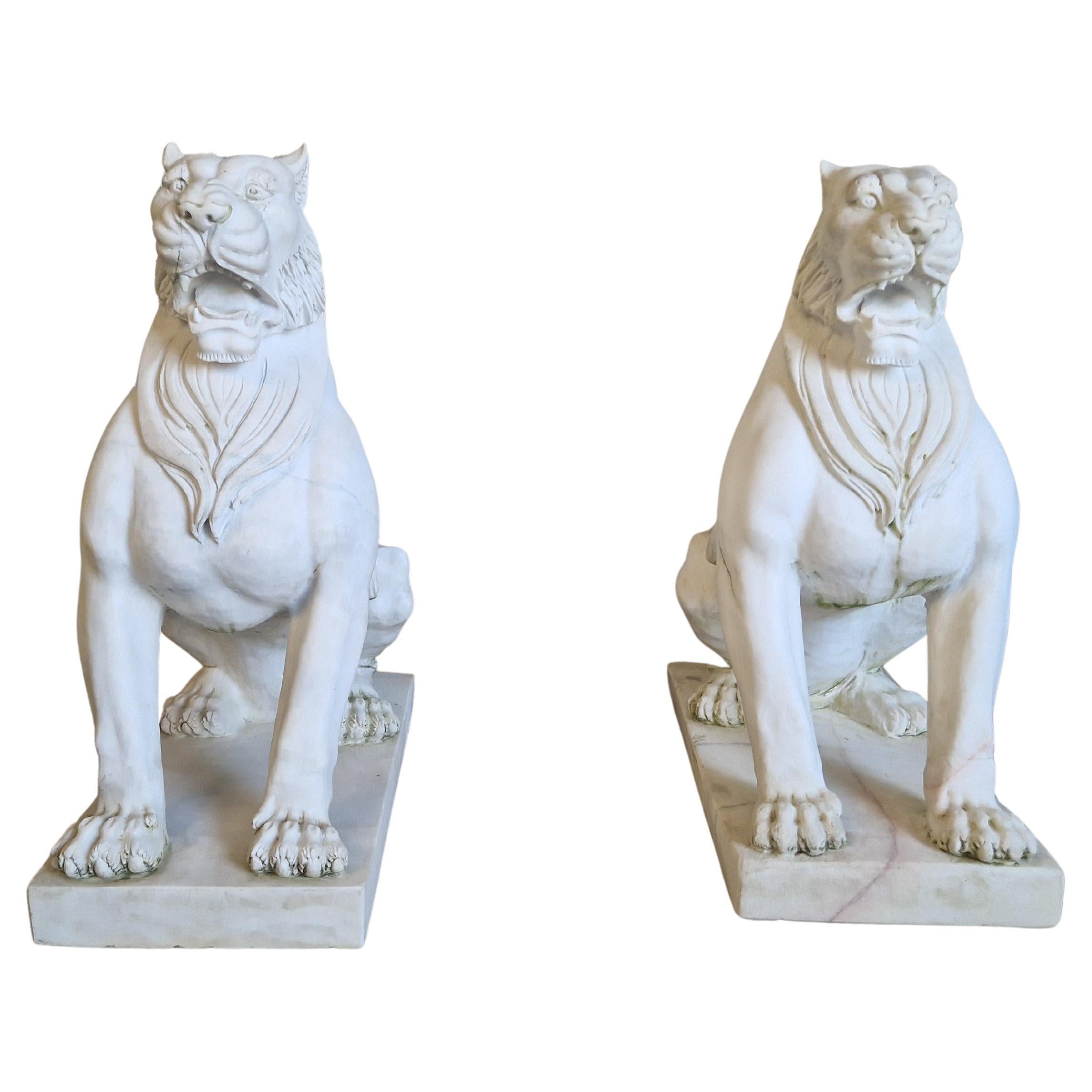 Fabuleuse paire de statues de lions en marbre grandeur nature