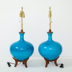 Fabuleuse paire de lampes du milieu du siècle dernier avec une finition émaillée bleu céruléenne