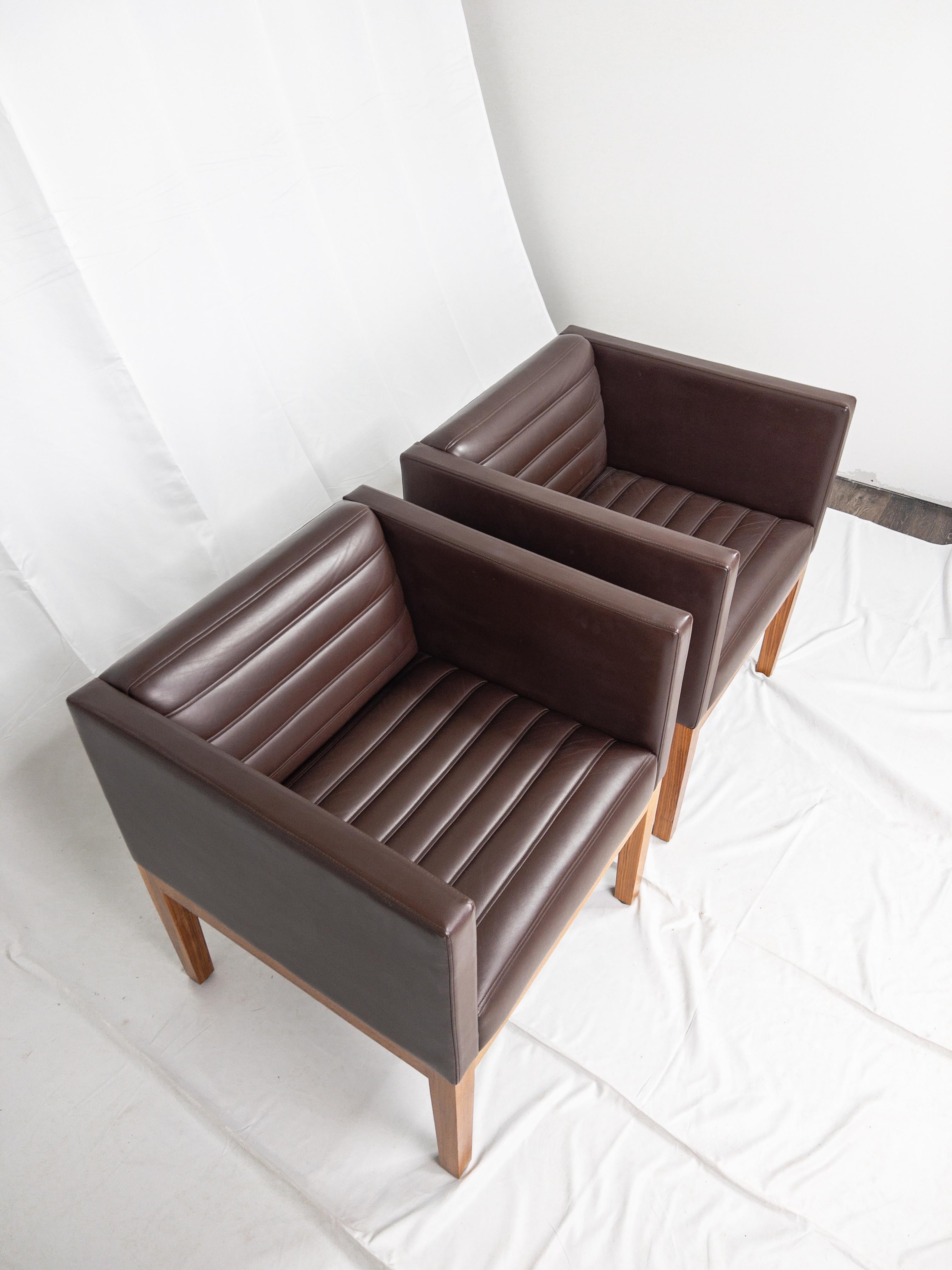 British Fabulous Pair of Mid Century Leather Arm Chairs by LINLEY London For Sale