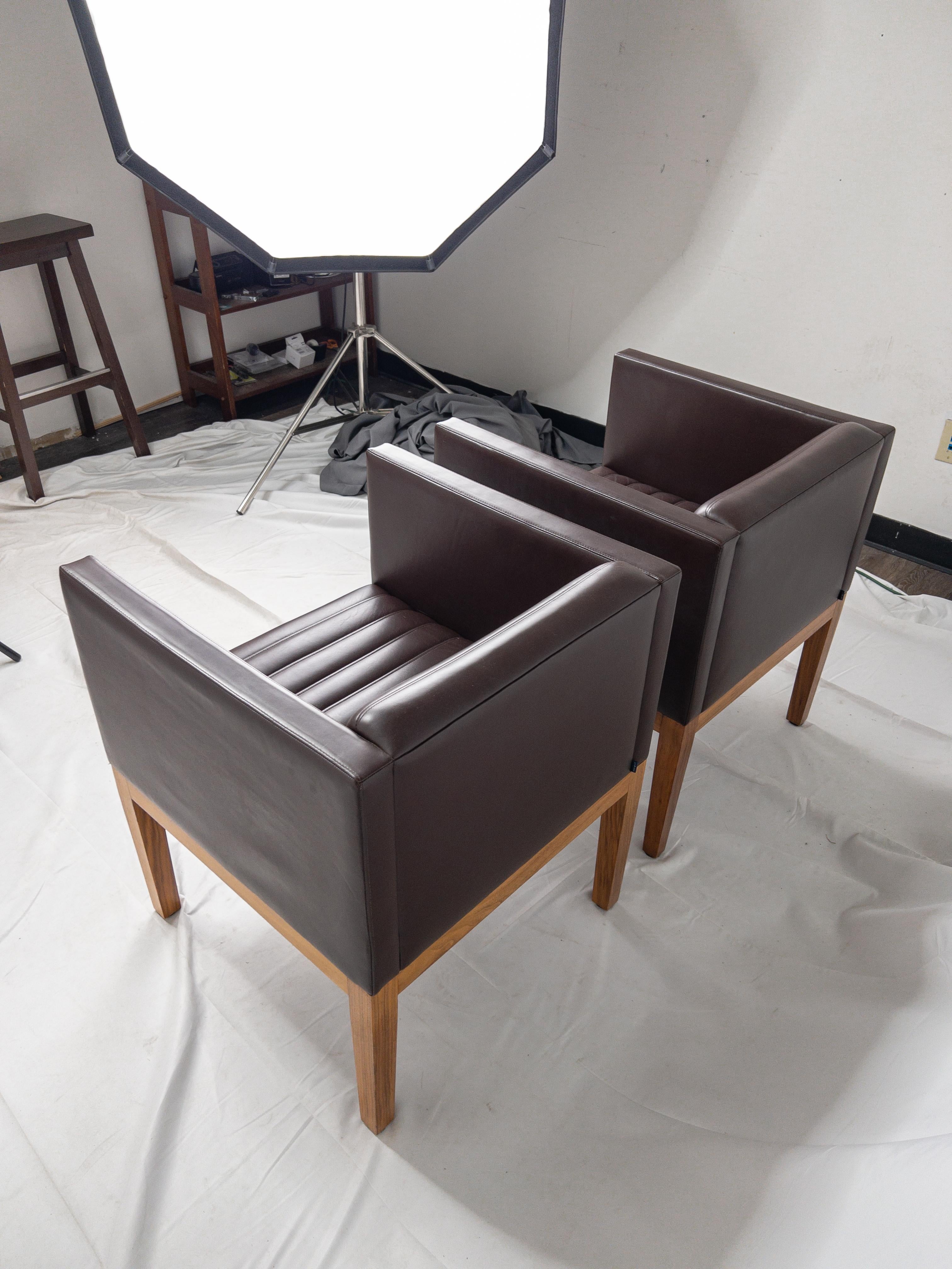 20ième siècle Fabuleuse paire de fauteuils en cuir du milieu du siècle dernier par LINLEY London en vente