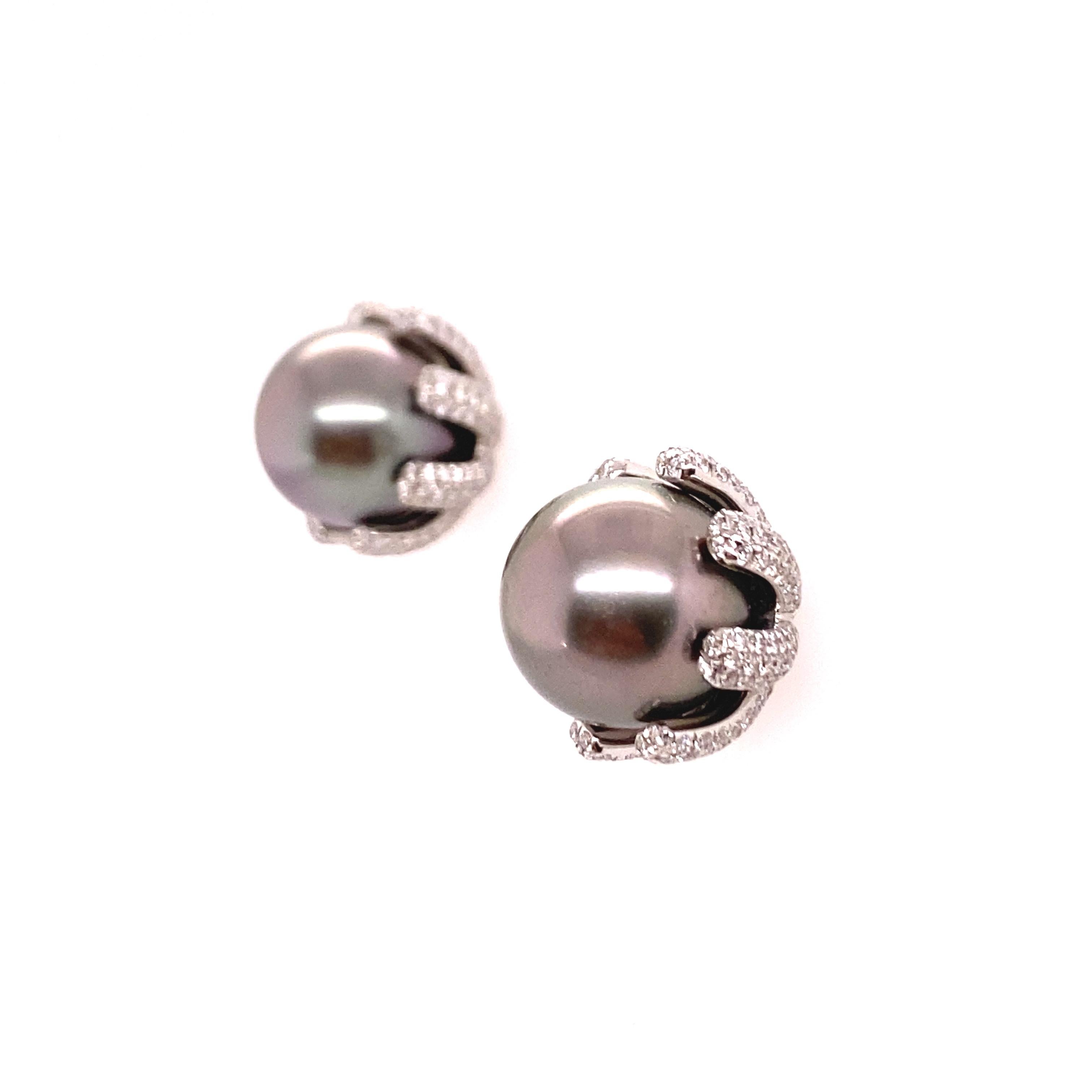 Moderne Fabuleuse paire de clous d'oreilles en perles de Tahiti et diamants en vente