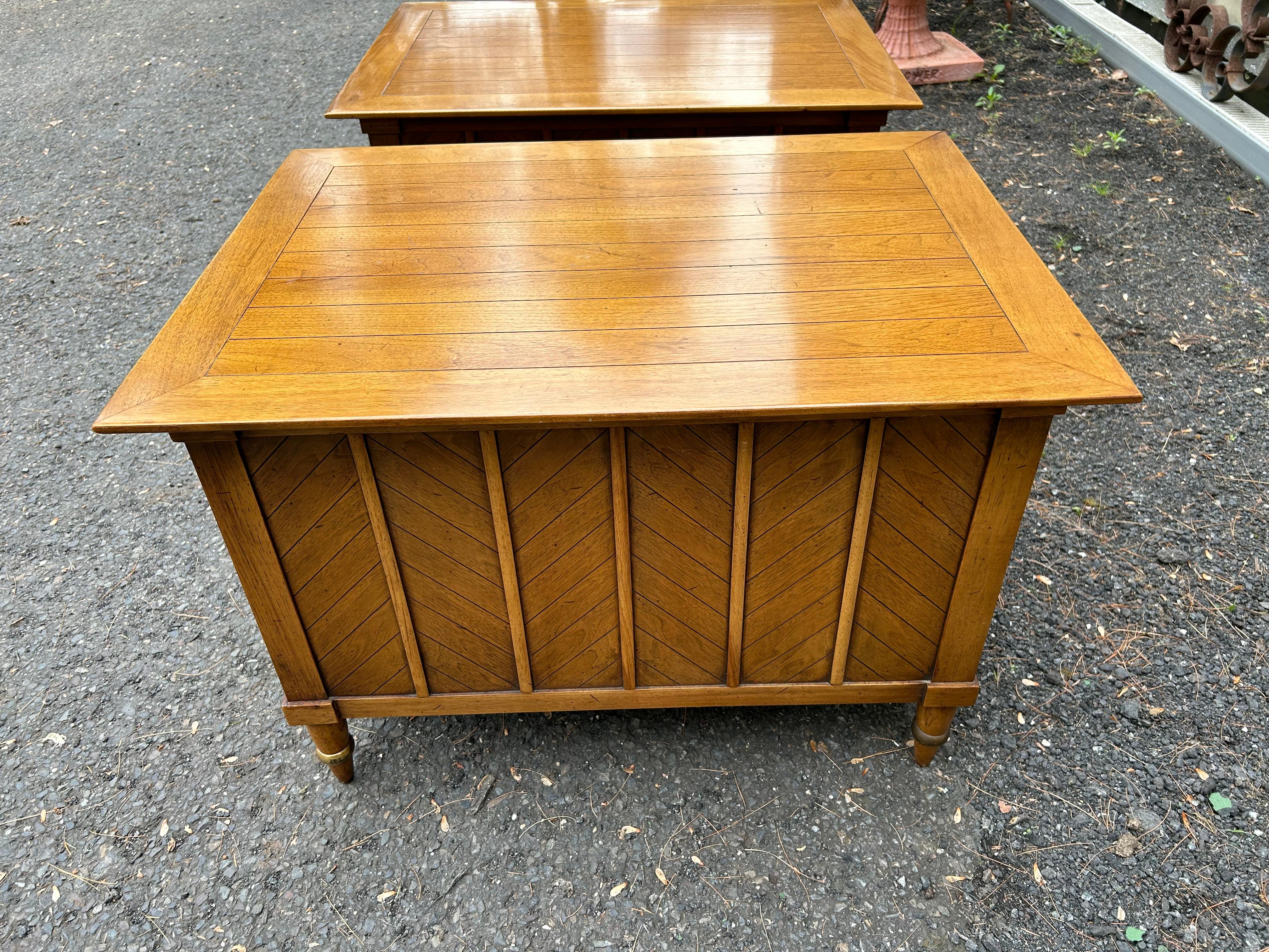 Fabuleuse paire de tables de nuit sophistiquées Tomlinson du milieu du siècle dernier en vente 4