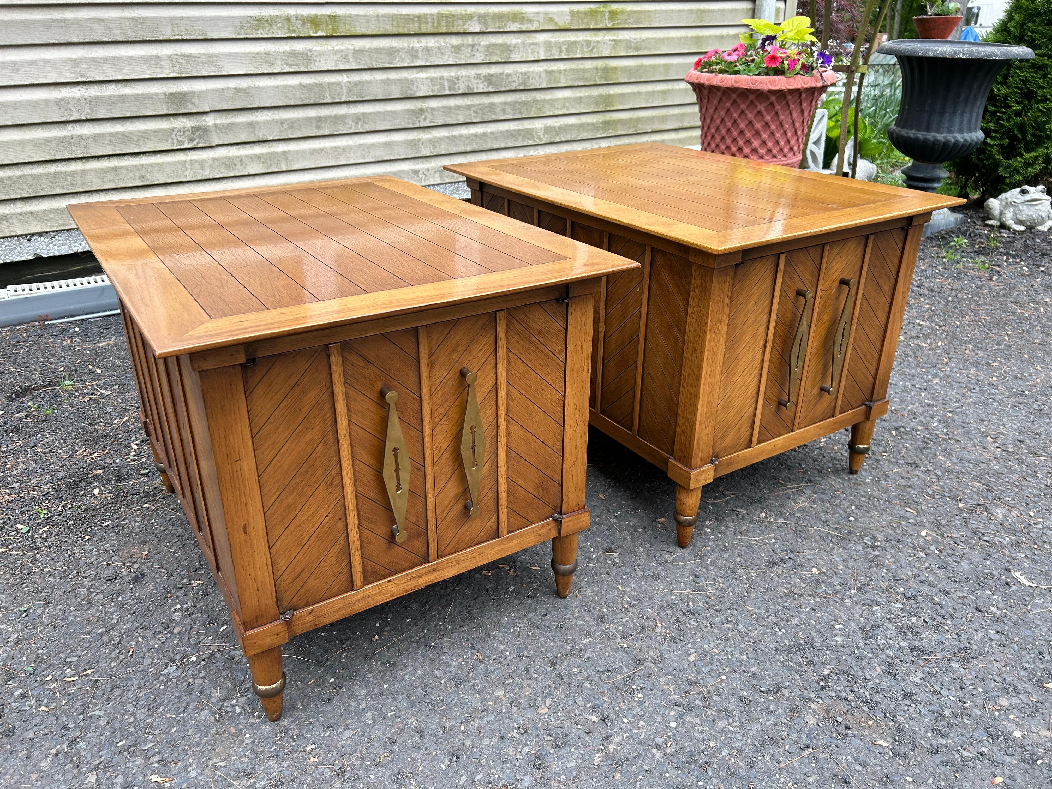 Fabuleuse paire de tables de nuit sophistiquées Tomlinson du milieu du siècle dernier en vente 6