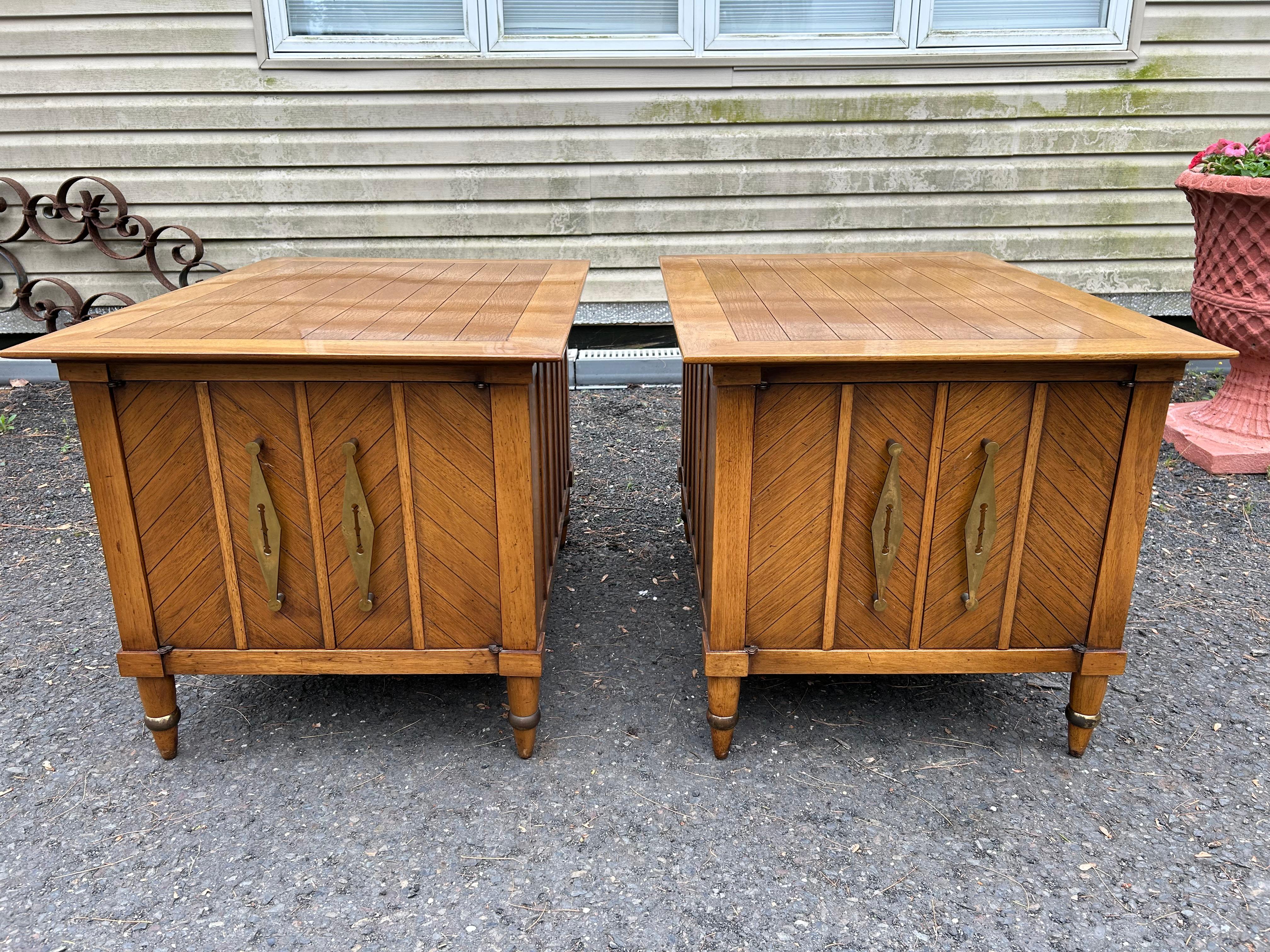  Incroyable paire de tables d'appoint de Tomlinson Furniture Sophisticate Line, le style iconique crée un look classique et moderne à la fois avec son design chevron à panneaux. La quincaillerie est d'origine et les deux pièces sont en bon état.
