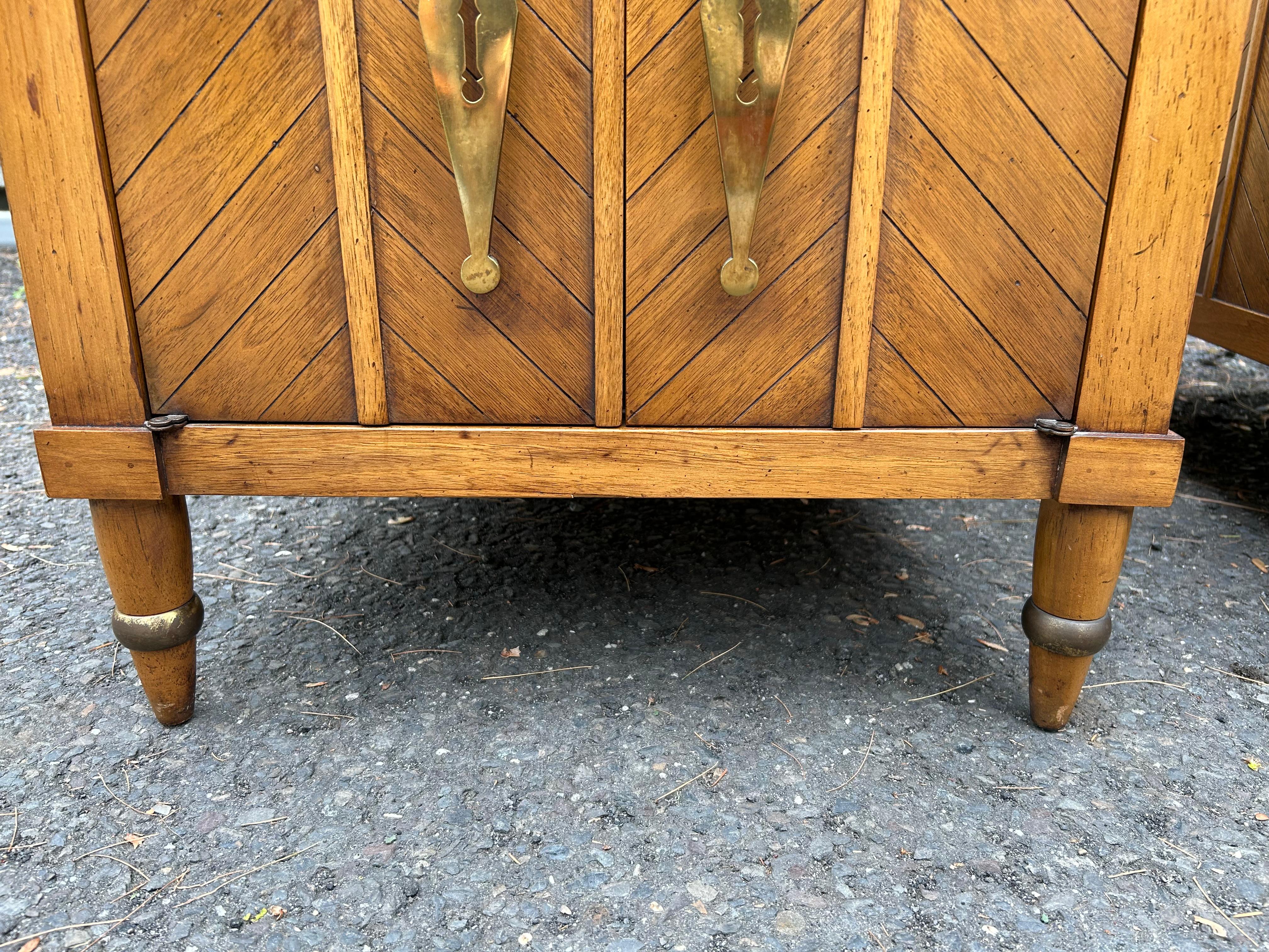 Fabuleuse paire de tables de nuit sophistiquées Tomlinson du milieu du siècle dernier Bon état - En vente à Pemberton, NJ