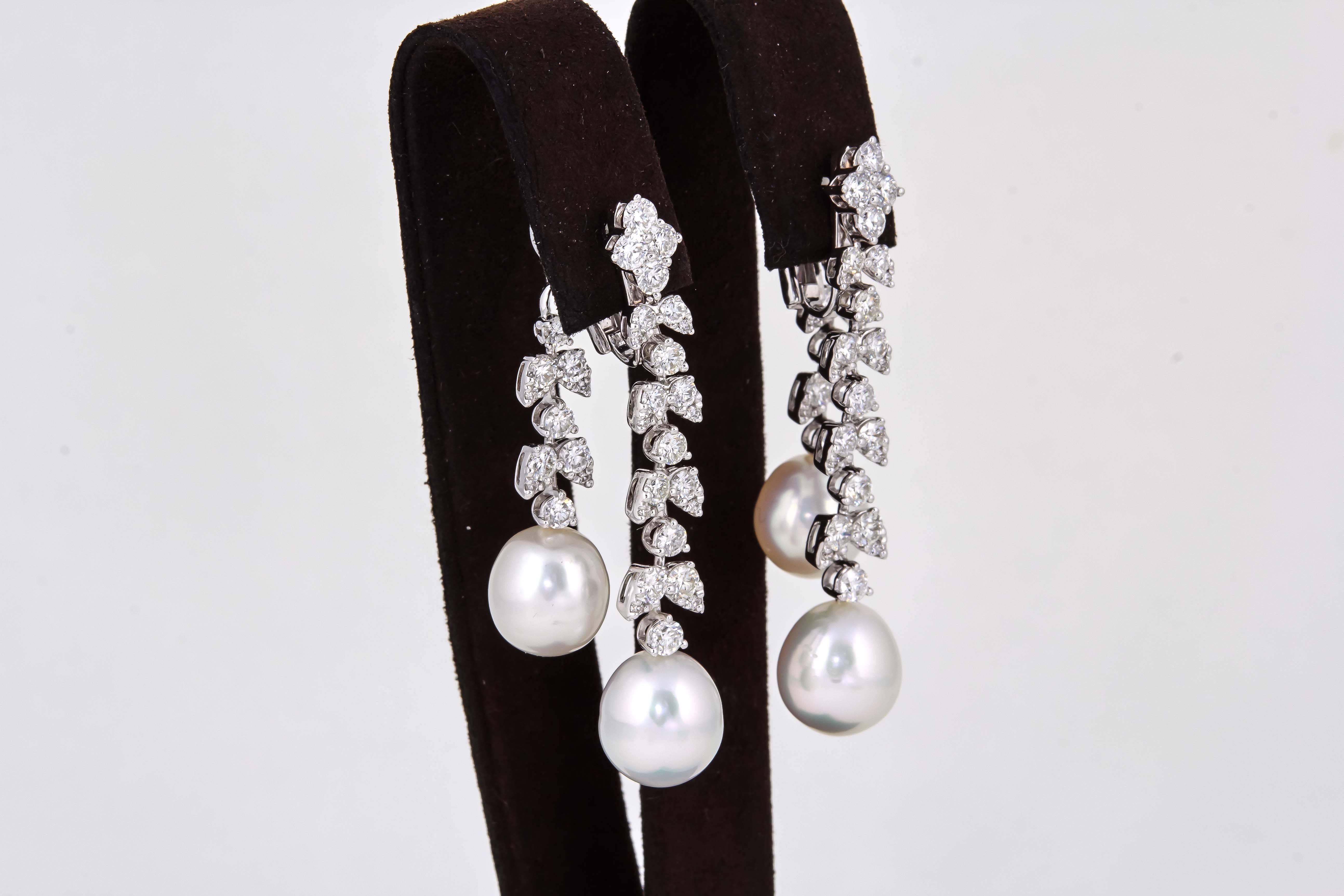 

Un design incredibile! 

5,38 carati di diamanti rotondi taglio brillante, tutti di colore F/G e purezza VS, incastonati in oro bianco 18 carati.

La fila anteriore dell'orecchino misura circa 2,16 pollici.

Questo stile di orecchini può essere