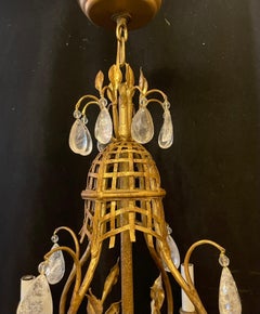 Fabuleux petit lustre français à quatre lumières de la Maison Bagus en cristal de roche doré
