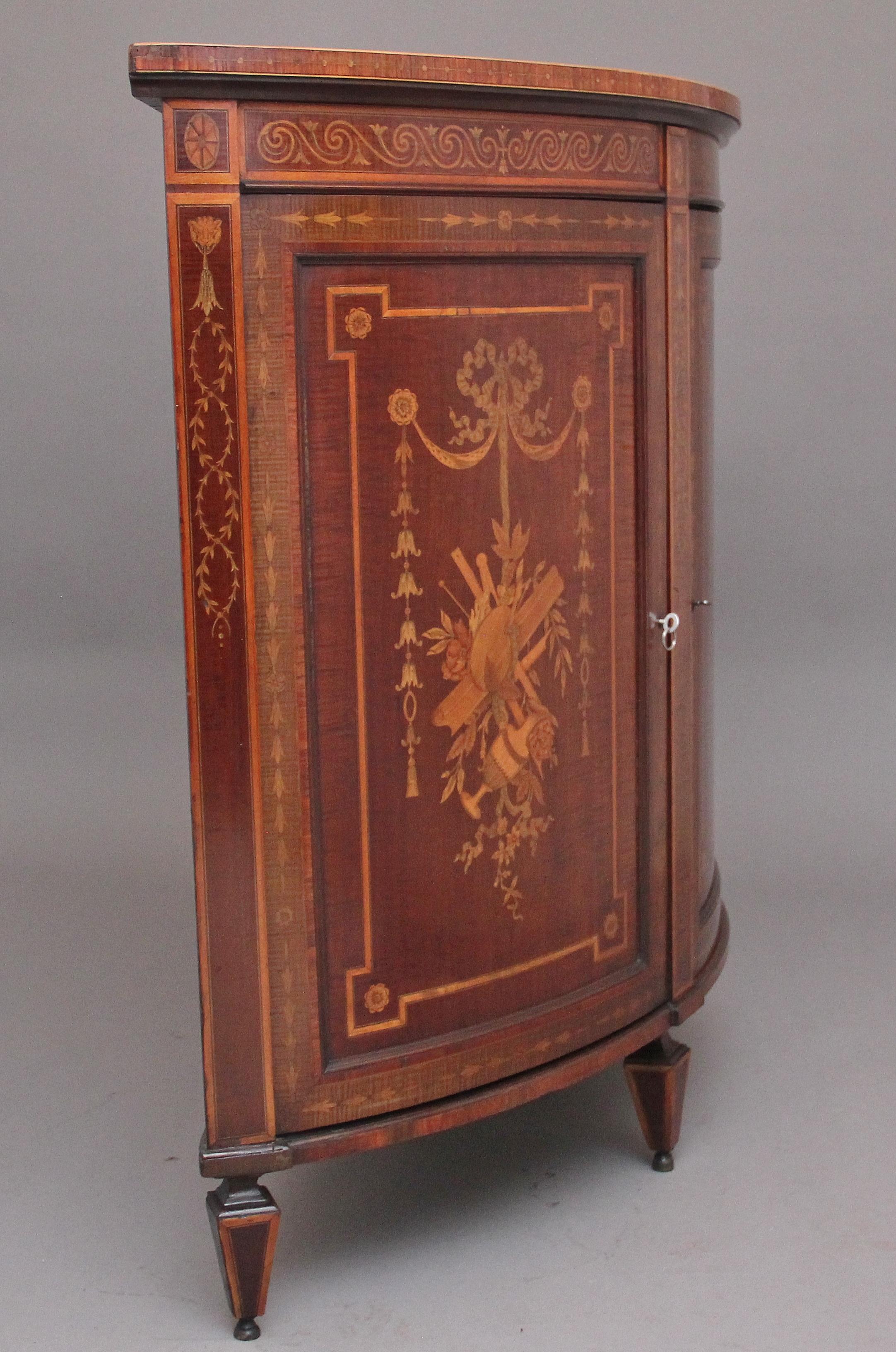 Fin du XIXe siècle Fabuleux meuble de rangement du 19ème siècle en acajou et marqueterie en vente