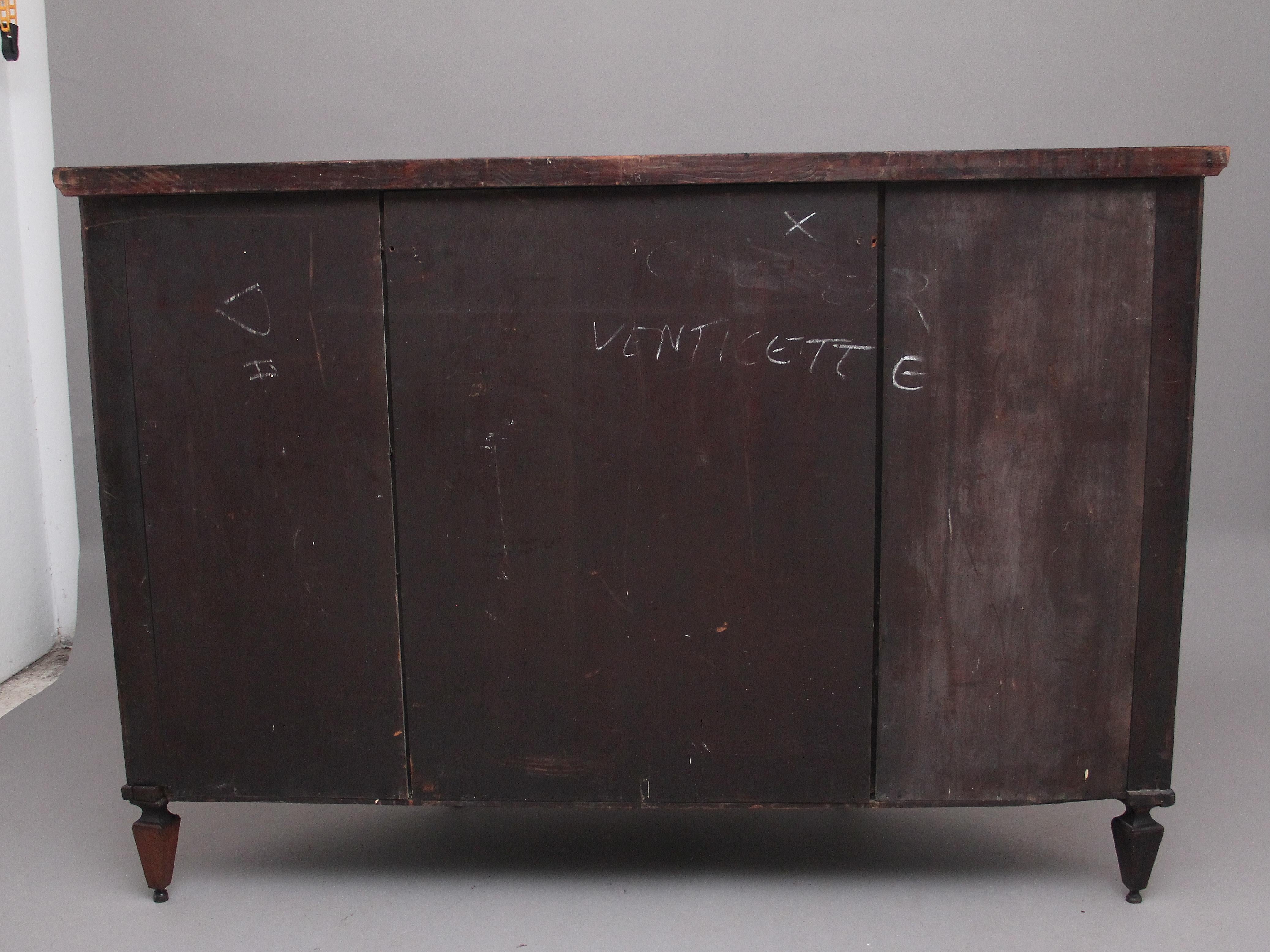 Acajou Fabuleux meuble de rangement du 19ème siècle en acajou et marqueterie en vente