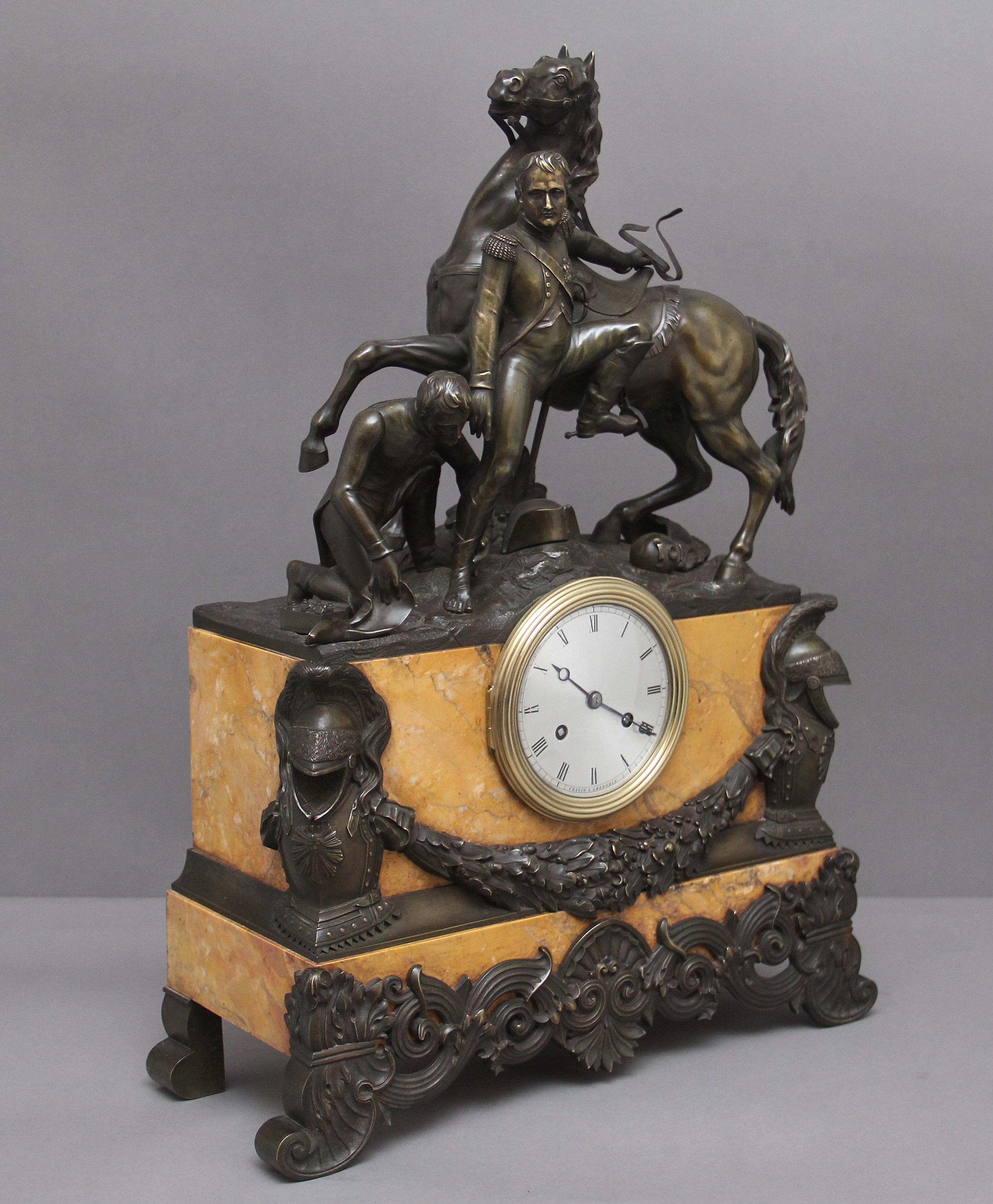 Une fabuleuse pendule de manteau en marbre et bronze français du début du XIXe siècle, le bronze représentant Napoléon aidé à monter à cheval par son palefrenier, des montures et des pieds en bronze d'une superbe qualité. Le mouvement de l'horloge a