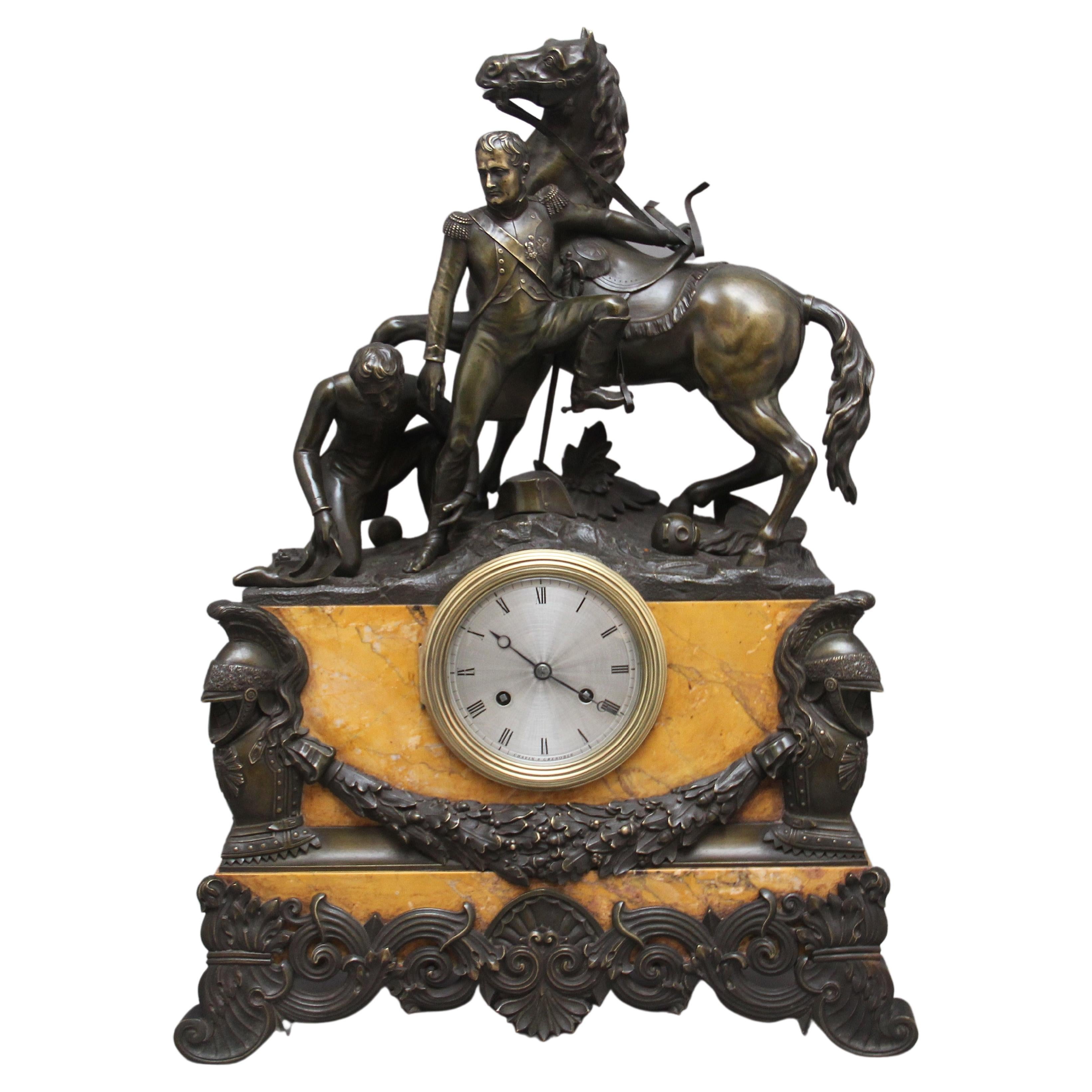 Fabuleuse horloge de manteau en marbre et bronze du début du 19e siècle