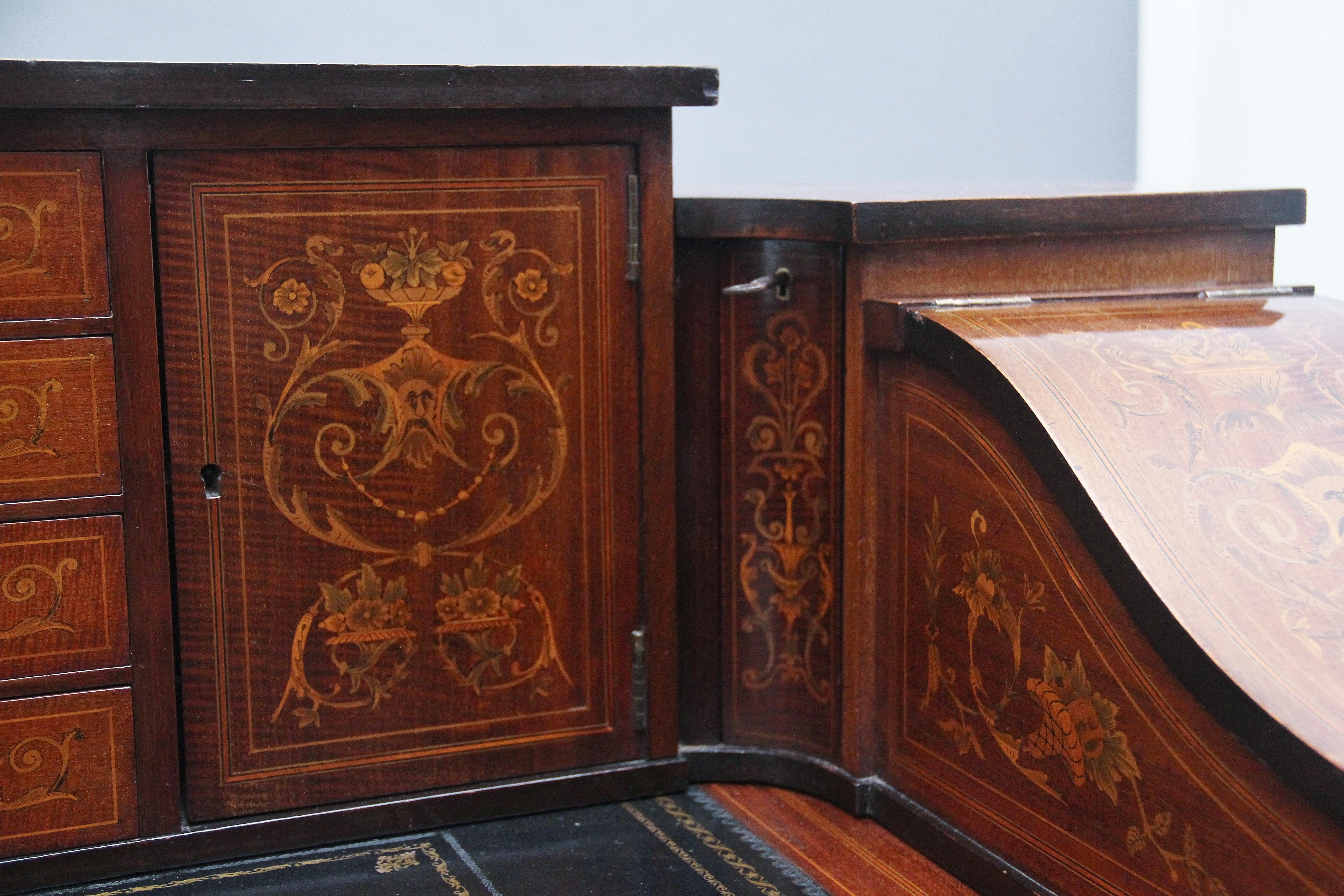 Fabulous Quality Early 20th Century Mahogany and Inlaid Carlton House Desk For Sale 3
