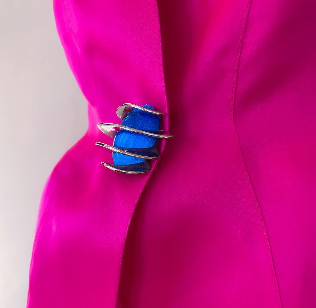 Fabuleuse et rare veste Thierry Mugler rose chaud en pure soie argentée bouton Eleme Bon état - En vente à Berlin, BE
