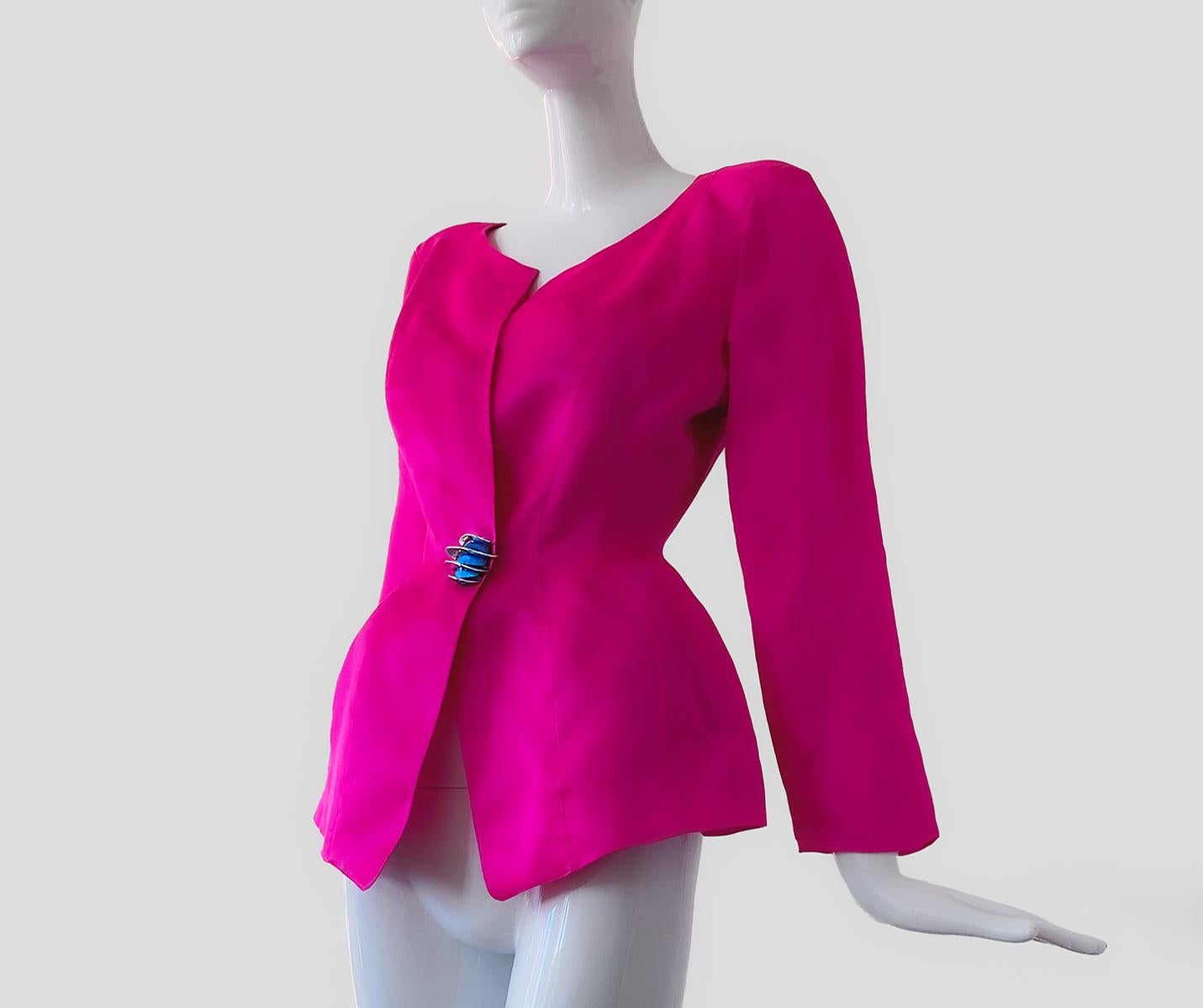 Rouge Fabuleuse et rare veste Thierry Mugler rose chaud en pure soie argentée bouton Eleme en vente