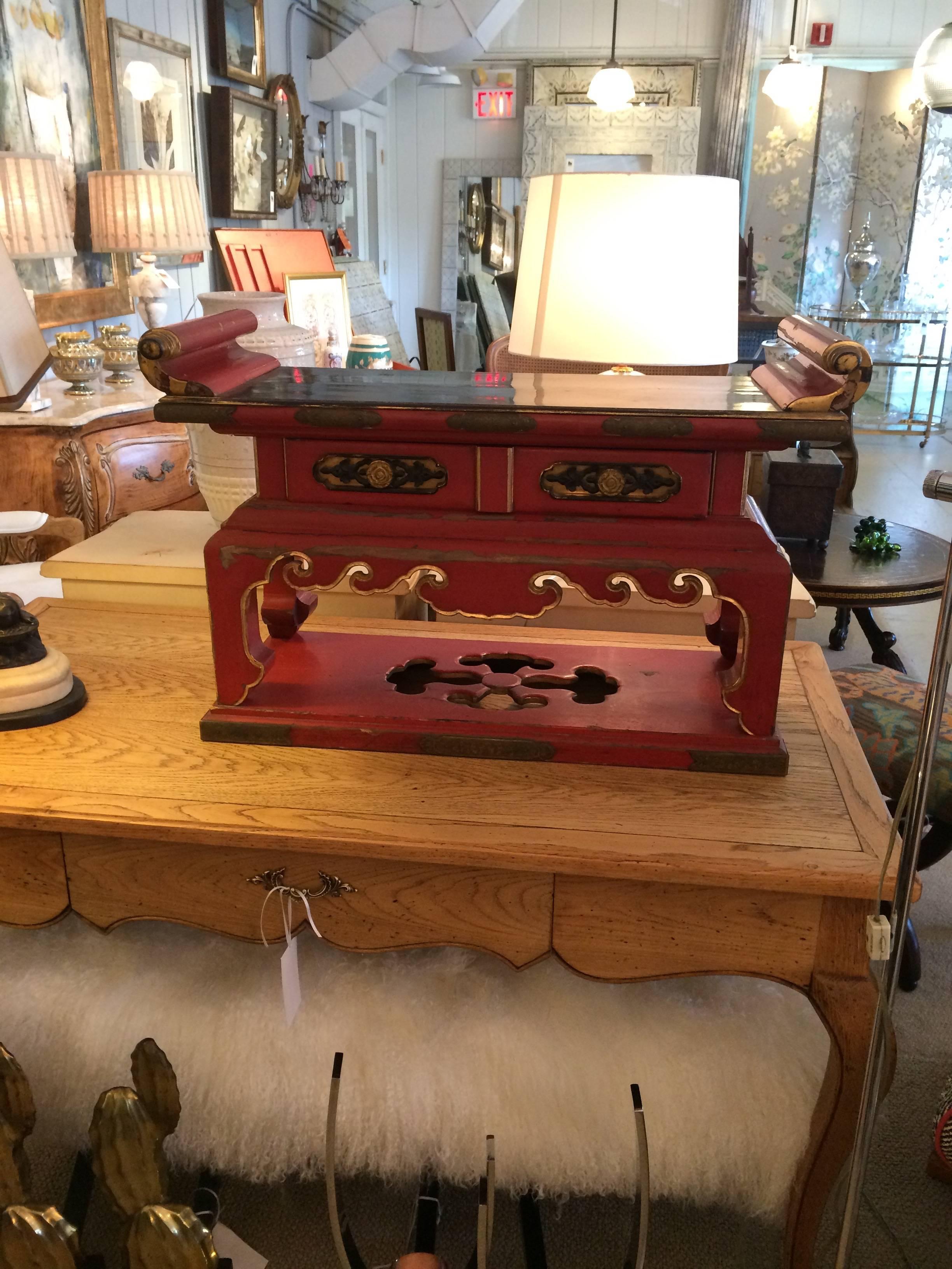 Fabuleuse table d'autel japonaise rouge, noire et dorée 4