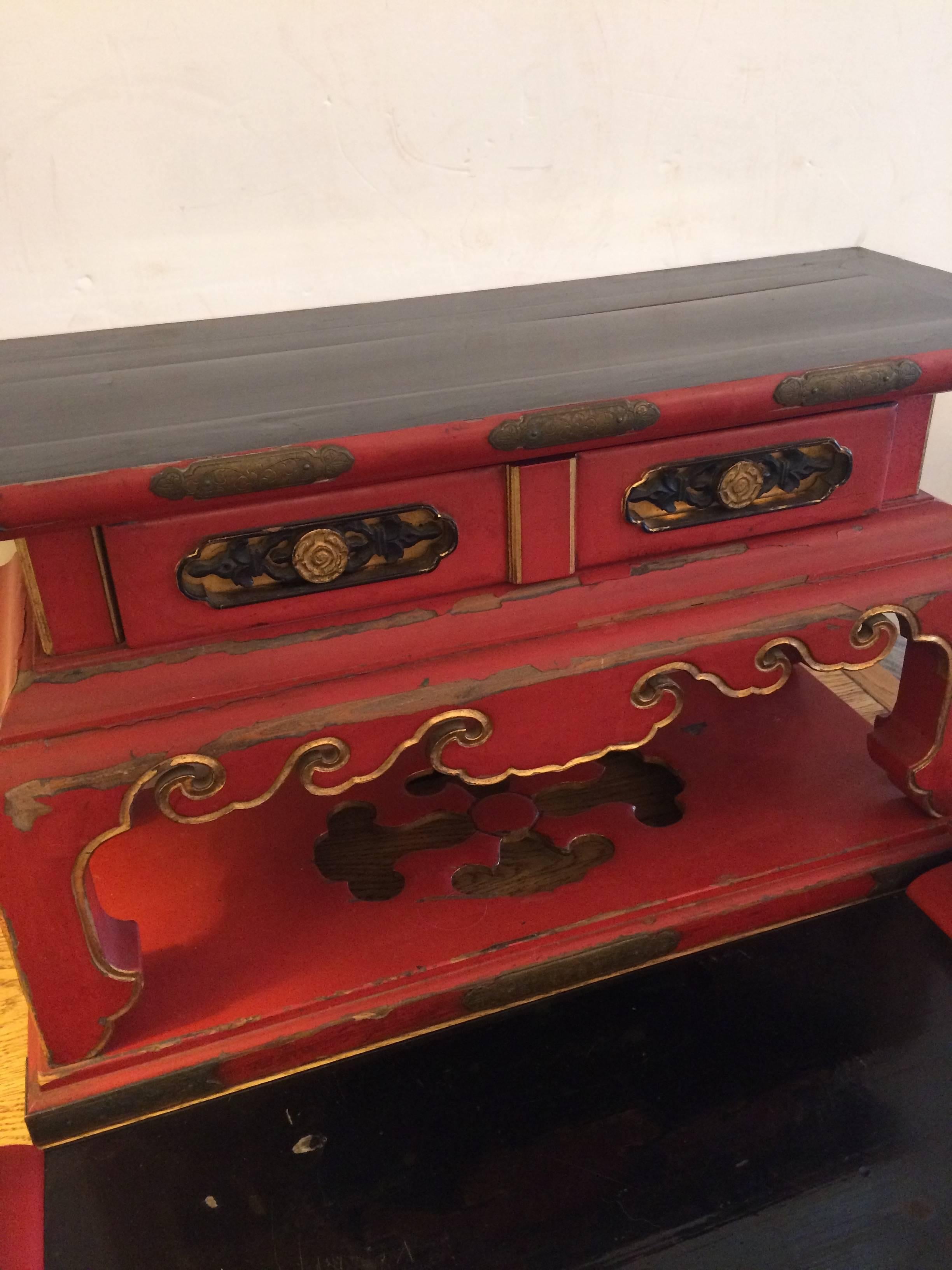 Fabuleuse table d'autel japonaise rouge, noire et dorée 2