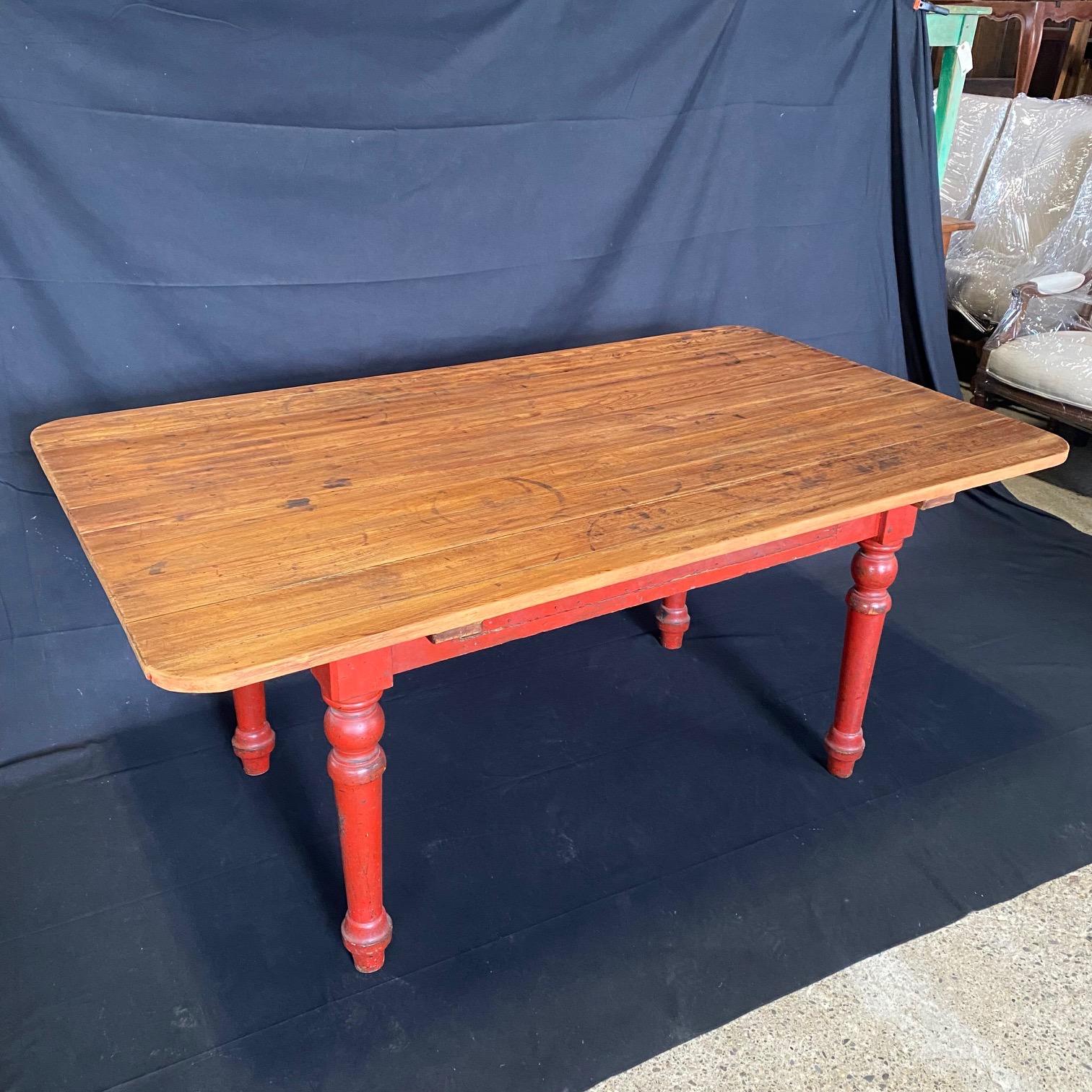 Fabuleuse table à manger ou bureau de ferme rustique en pin peint en rouge du 19ème siècle en vente 3