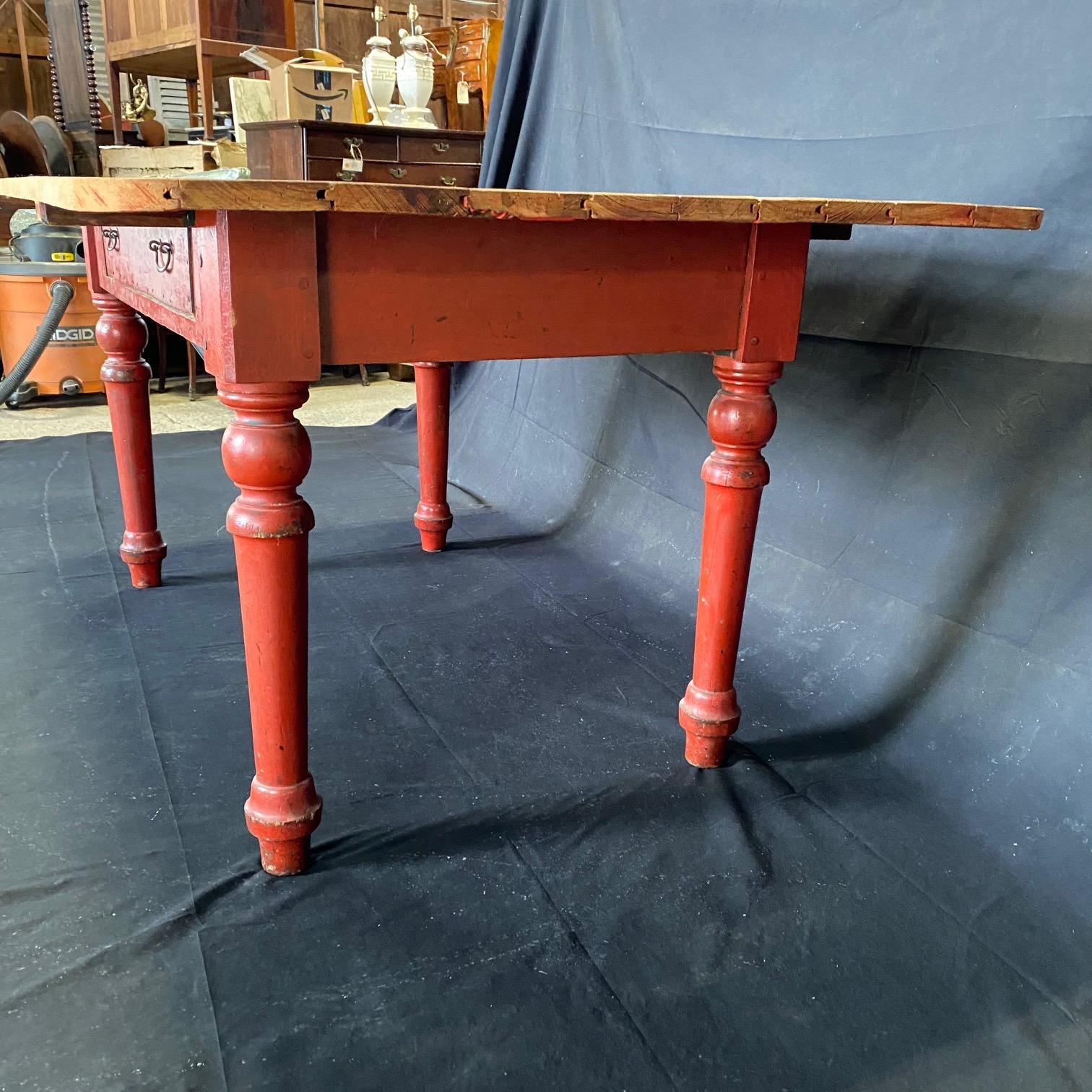 Français Fabuleuse table à manger ou bureau de ferme rustique en pin peint en rouge du 19ème siècle en vente
