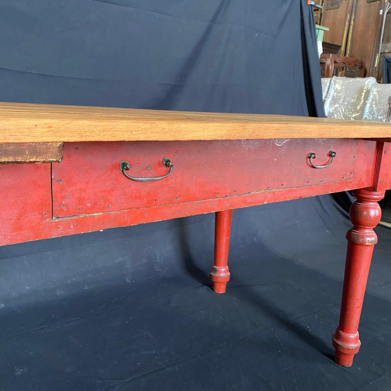 Fabuleuse table à manger ou bureau de ferme rustique en pin peint en rouge du 19ème siècle Bon état - En vente à Hopewell, NJ