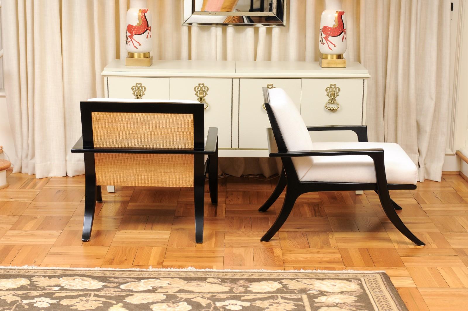Ein fabelhaftes restauriertes Paar Klismos-Loungesessel mit Rohrrückenlehne und schwarzem Lack im Angebot 3