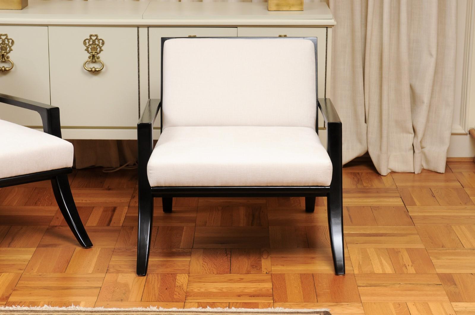 Ein fabelhaftes restauriertes Paar Klismos-Loungesessel mit Rohrrückenlehne und schwarzem Lack (amerikanisch) im Angebot