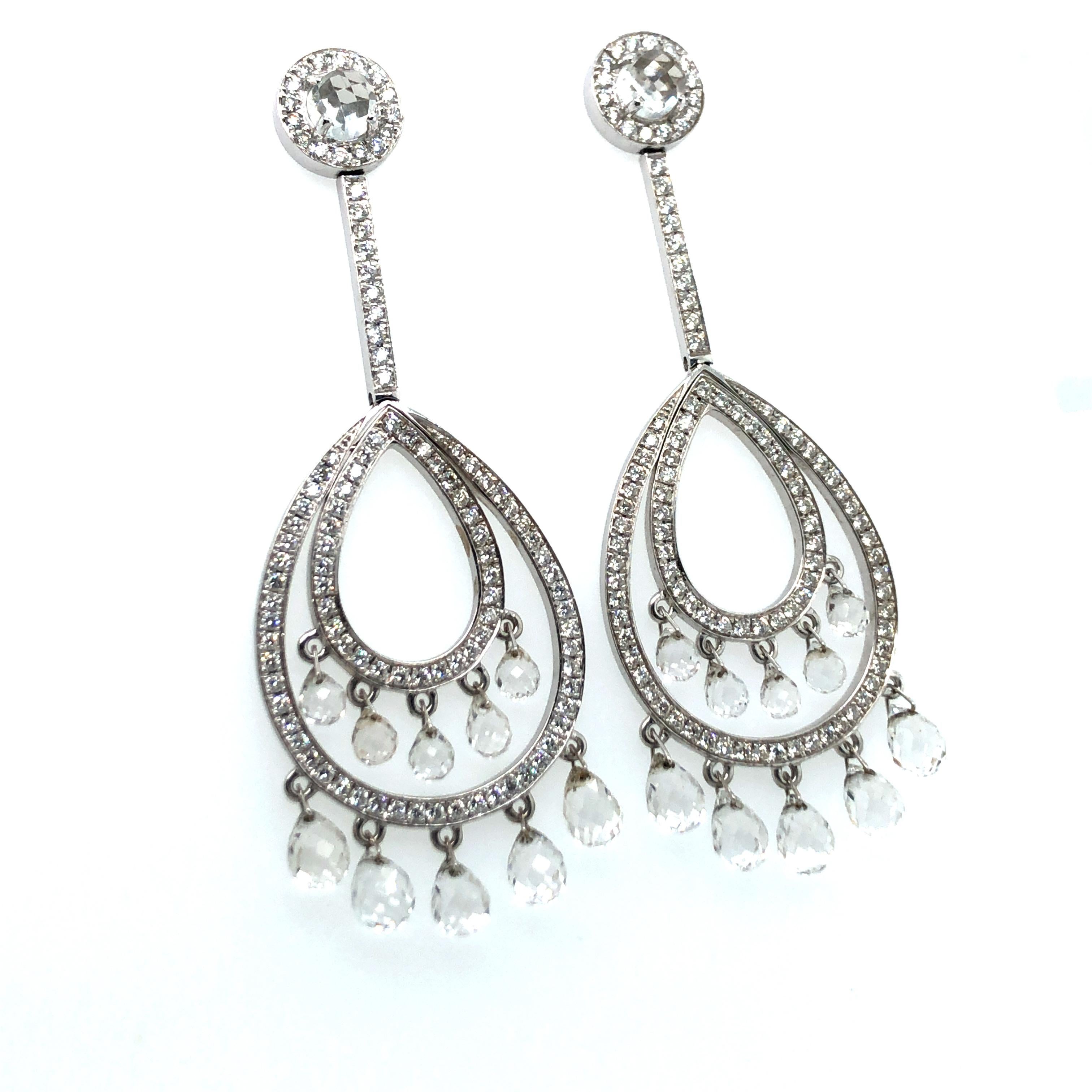 Contemporain Fabuleuses boucles d'oreilles pendantes en or blanc 18 carats avec cristal de roche et diamants en vente