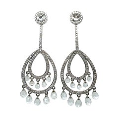 Fabuleuses boucles d'oreilles pendantes en or blanc 18 carats avec cristal de roche et diamants