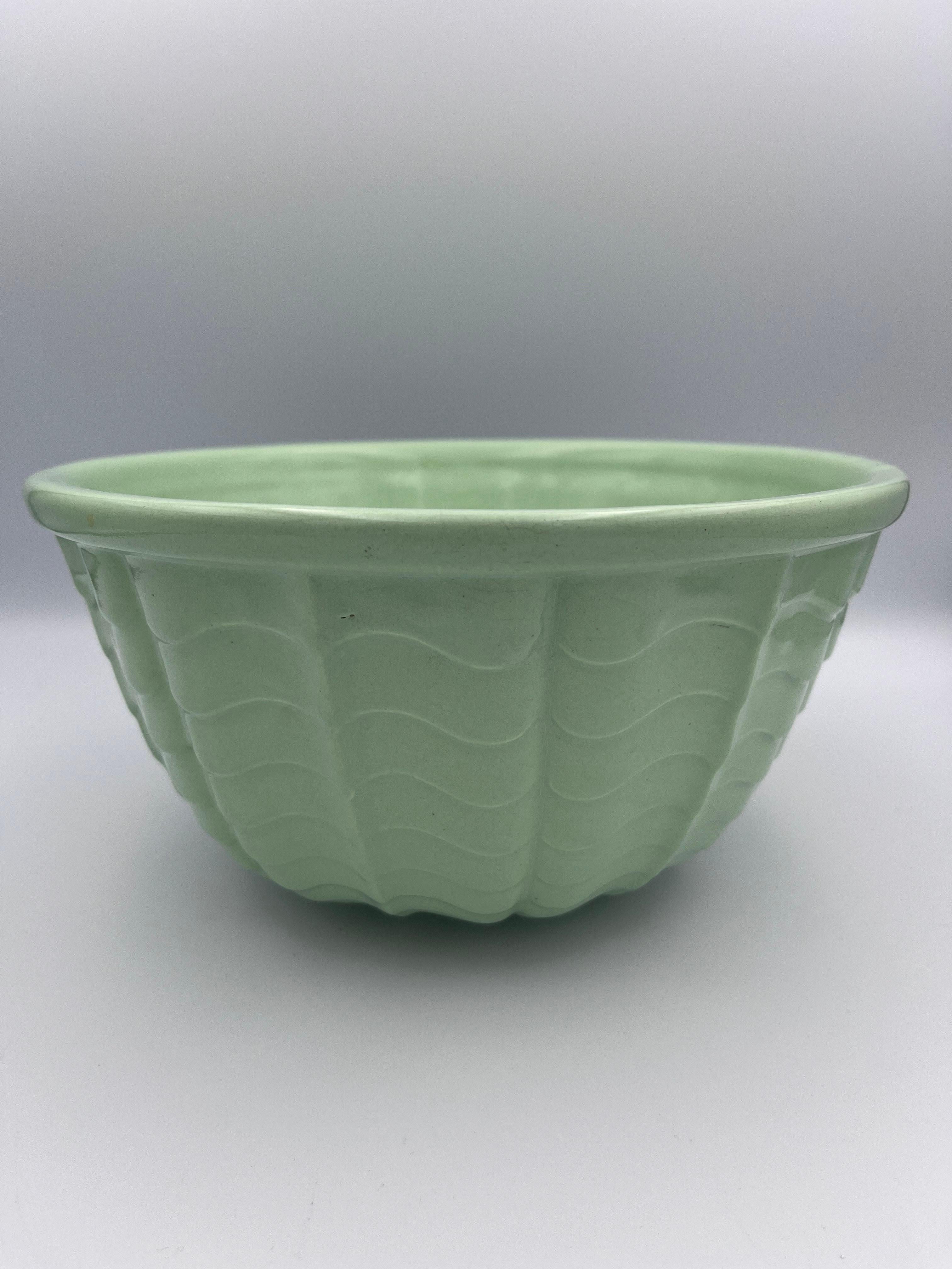 Smaltato Favolosa ciotola a onda ondulata in ceramica di Roseville Art Deco degli anni '30 in Greene & Greene in vendita